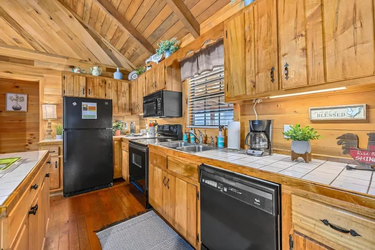 Beautiful View! Log cabin,Fireplace,Hot Tub,Arcade,Pool,Fishing