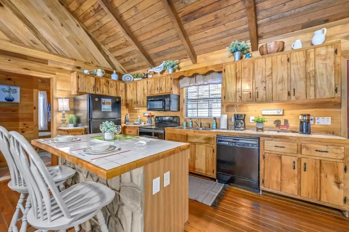 Beautiful View! Log cabin,Fireplace,Hot Tub,Arcade,Pool,Fishing