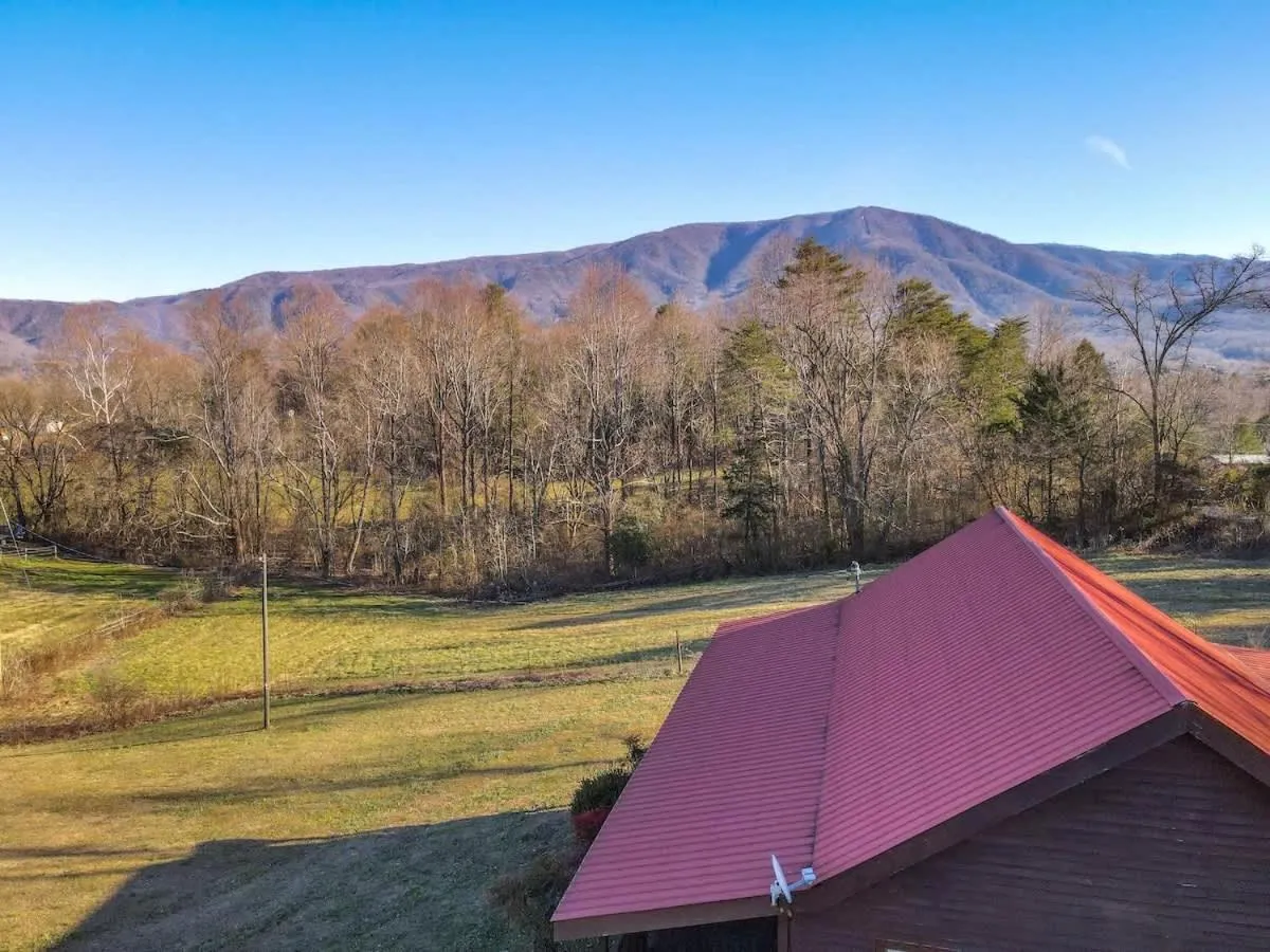 Beautiful View! Log cabin,Fireplace,Hot Tub,Arcade,Pool,Fishing