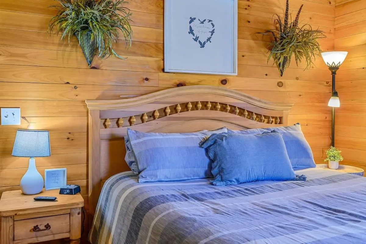 Bed in Beautiful View! Log cabin,Fireplace,Hot Tub,Arcade,Pool,Fishing