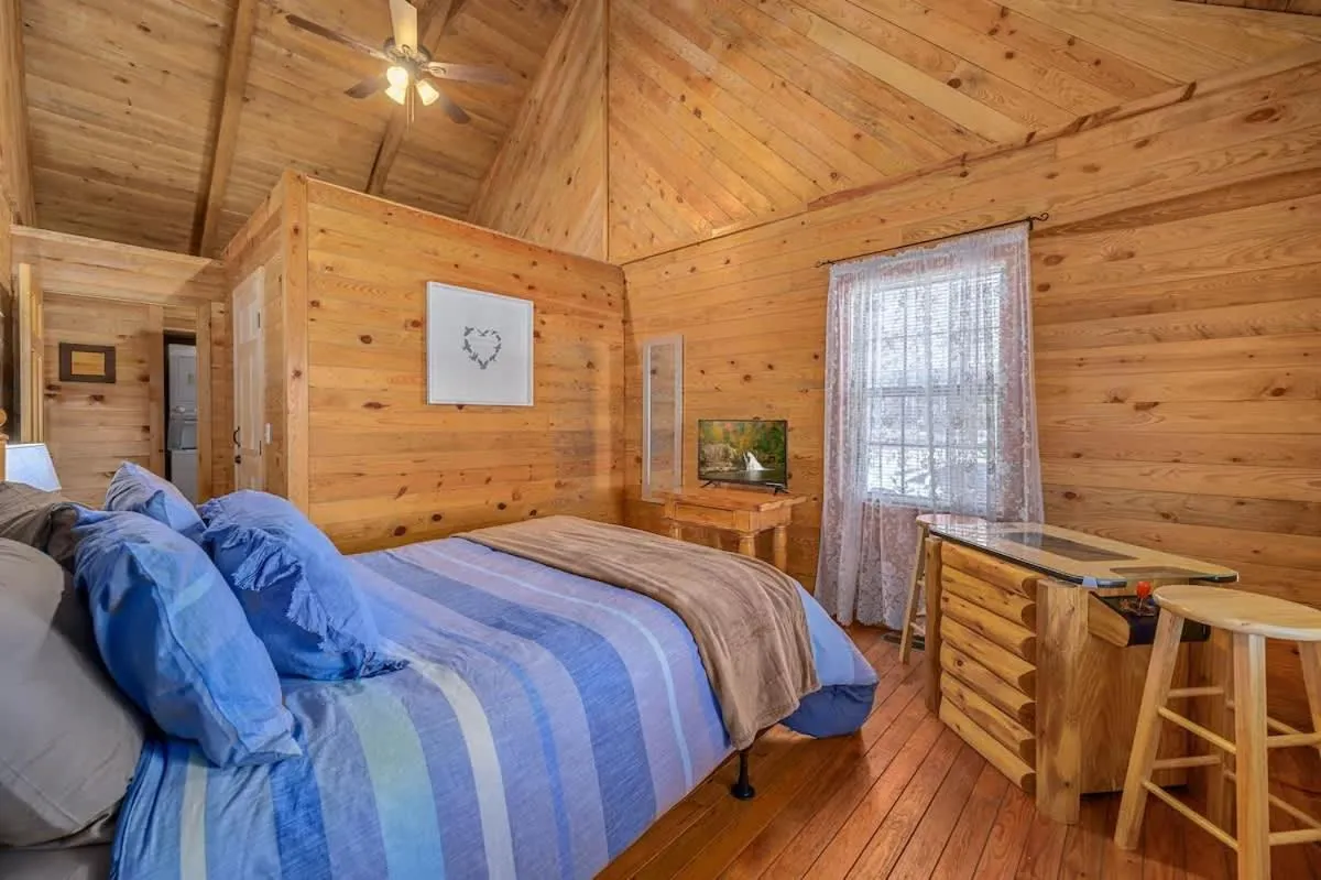 Bed in Beautiful View! Log cabin,Fireplace,Hot Tub,Arcade,Pool,Fishing