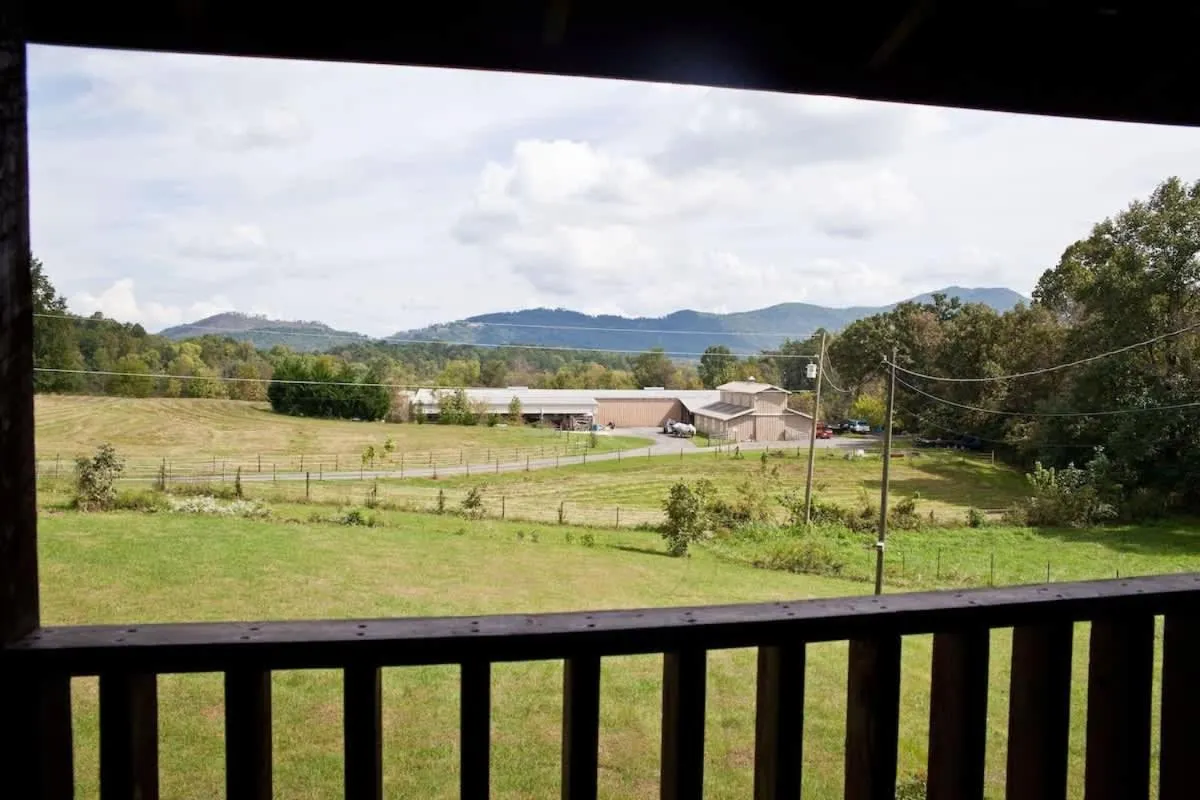 Beautiful View! Log cabin,Fireplace,Hot Tub,Arcade,Pool,Fishing
