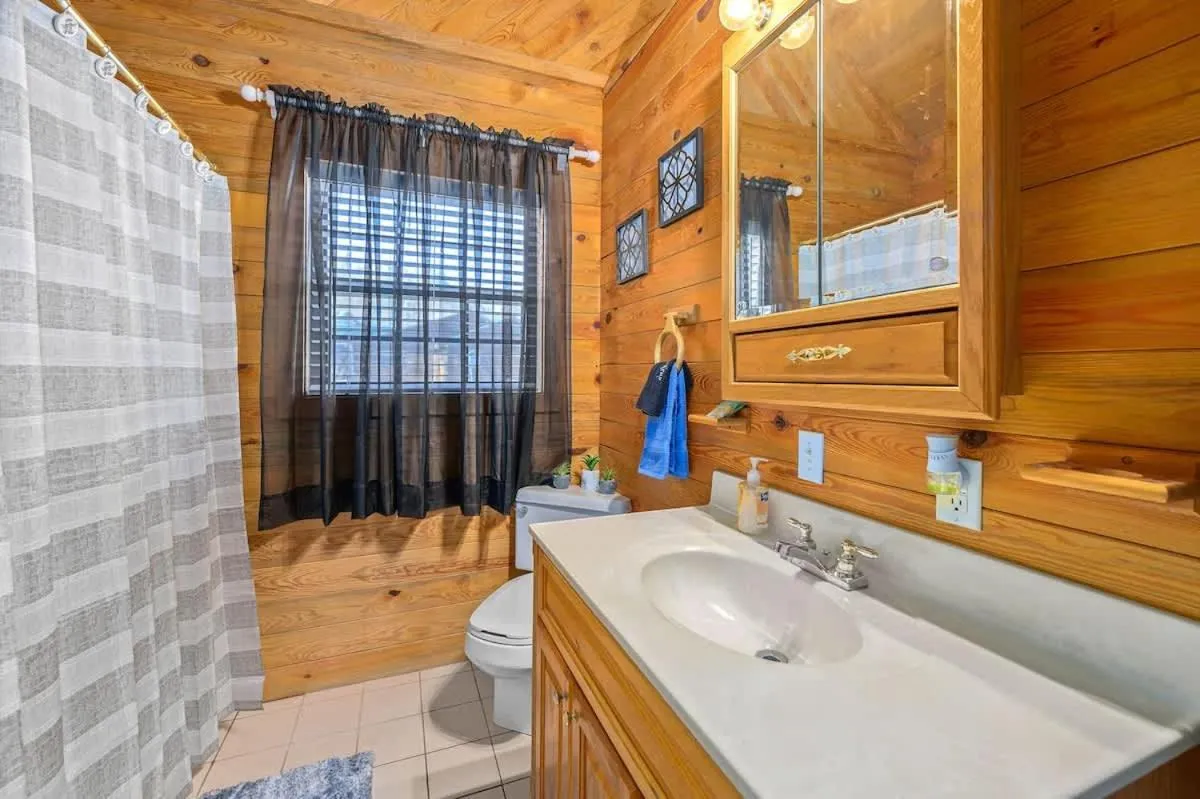 Beautiful View! Log cabin,Fireplace,Hot Tub,Arcade,Pool,Fishing