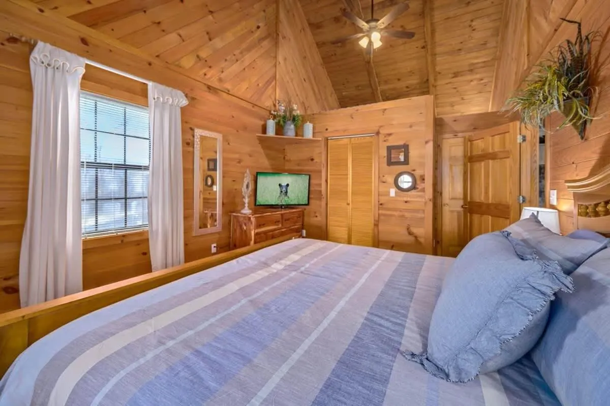 Bed in Beautiful View! Log cabin,Fireplace,Hot Tub,Arcade,Pool,Fishing
