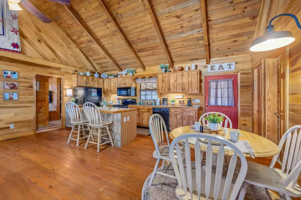 Beautiful View! Log cabin,Fireplace,Hot Tub,Arcade,Pool,Fishing