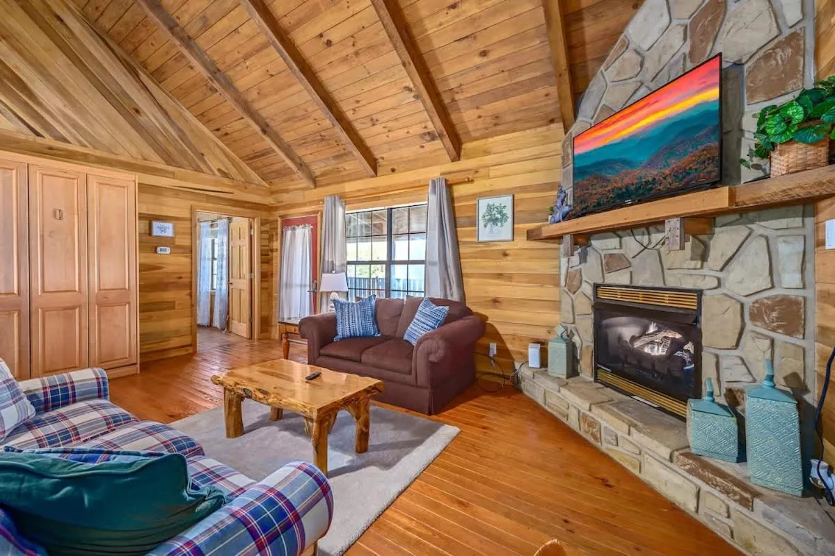 Beautiful View! Log cabin,Fireplace,Hot Tub,Arcade,Pool,Fishing