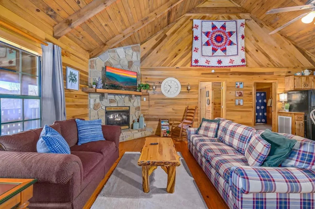 Beautiful View! Log cabin,Fireplace,Hot Tub,Arcade,Pool,Fishing