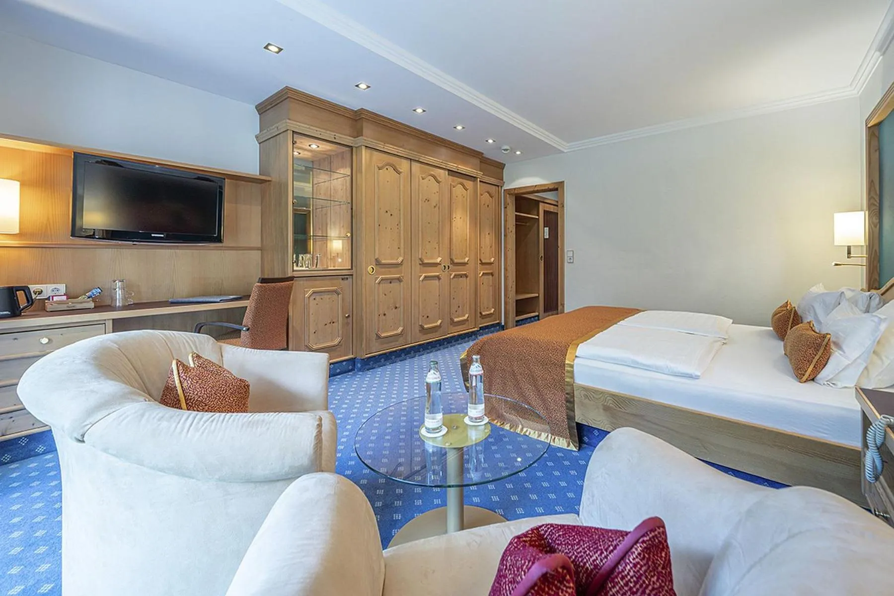 Photo of the whole room, Bed in EUROPÄISCHER HOF Bad Gastein