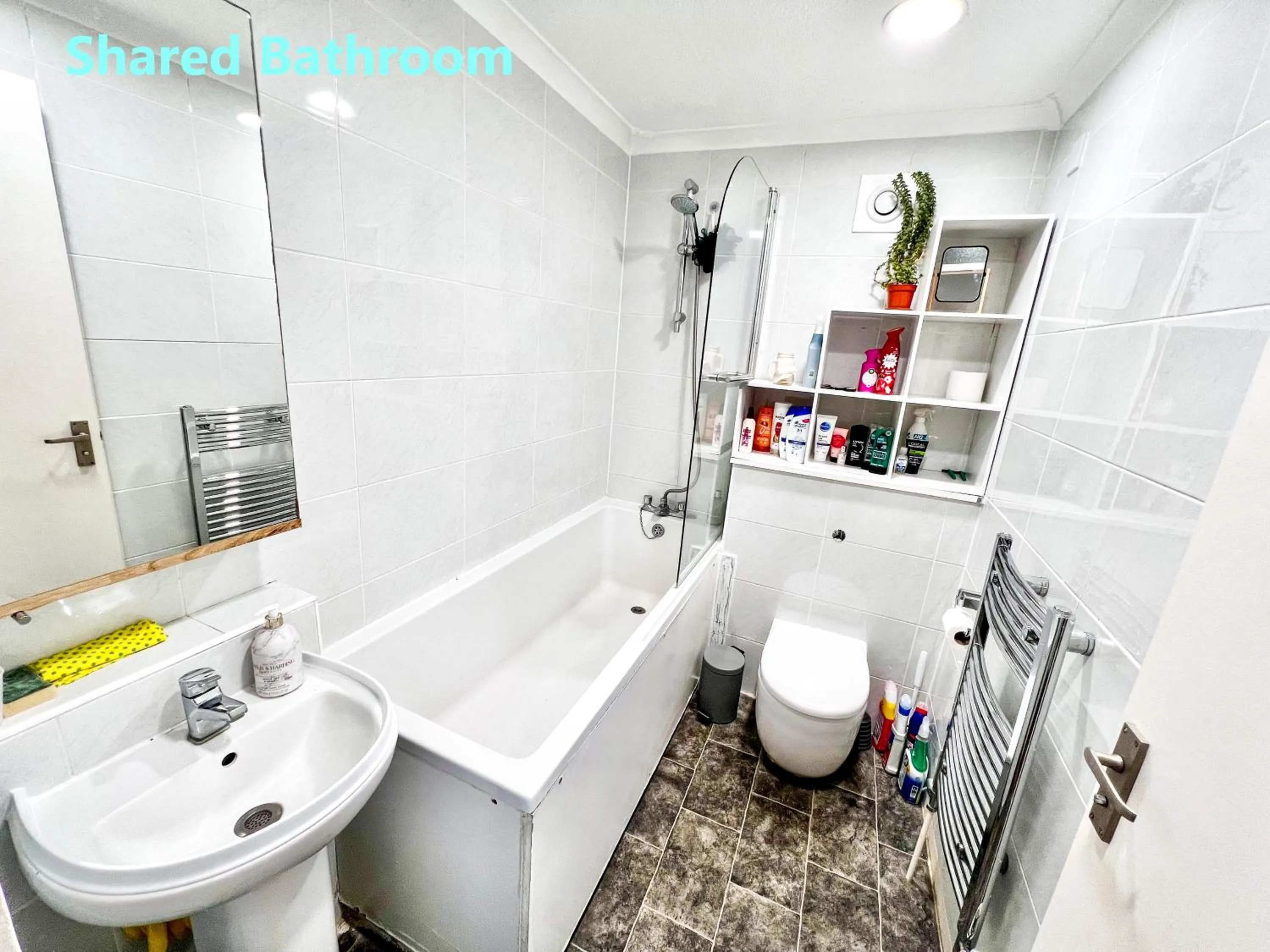 Shower in Central Palace - Excellent Stay in London Zone 1