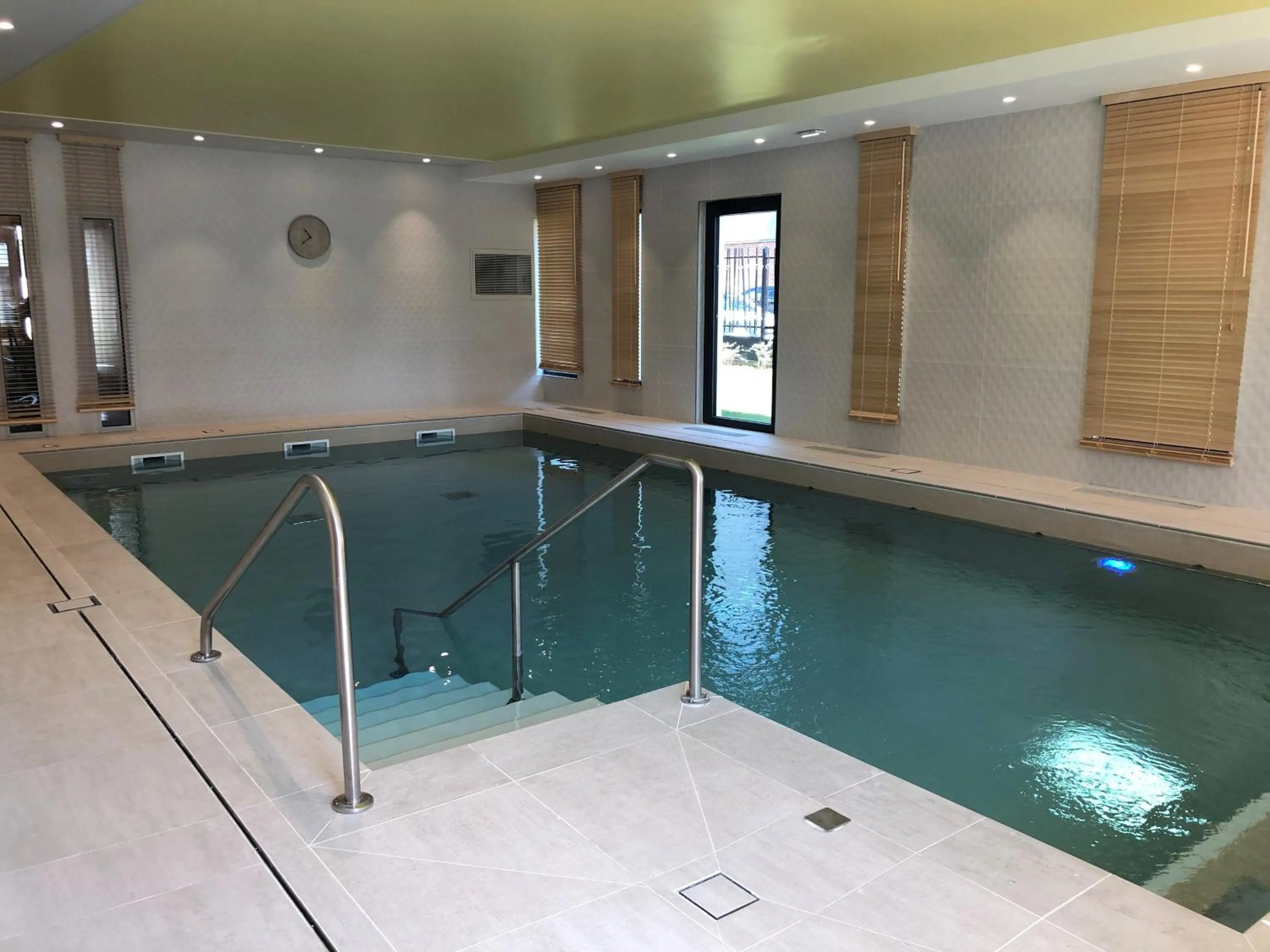 Swimming pool in Résidence Les Tisserands - Domitys