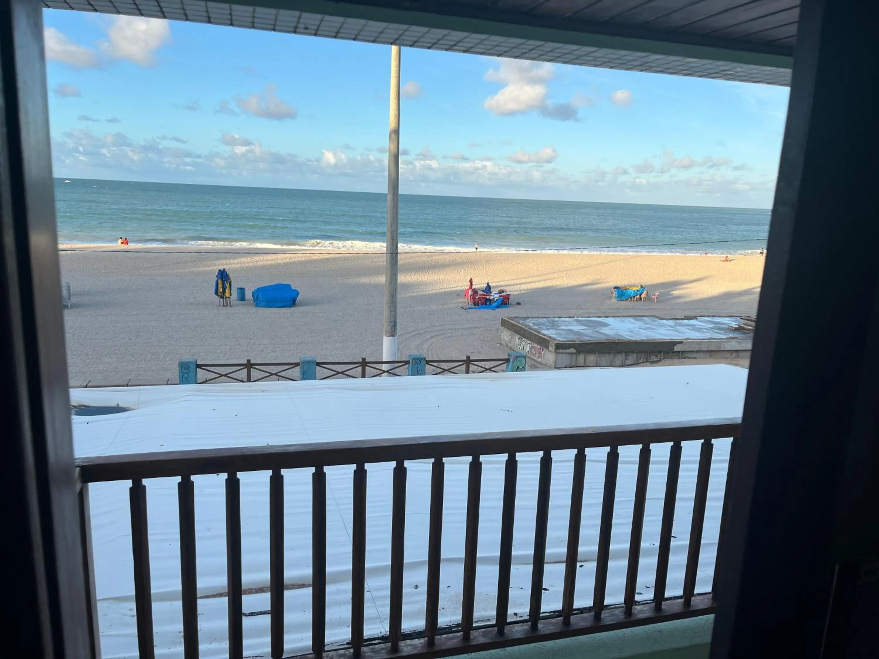 Flat completo a beira mar com vista exuberante - pé-na-areia mesmo!