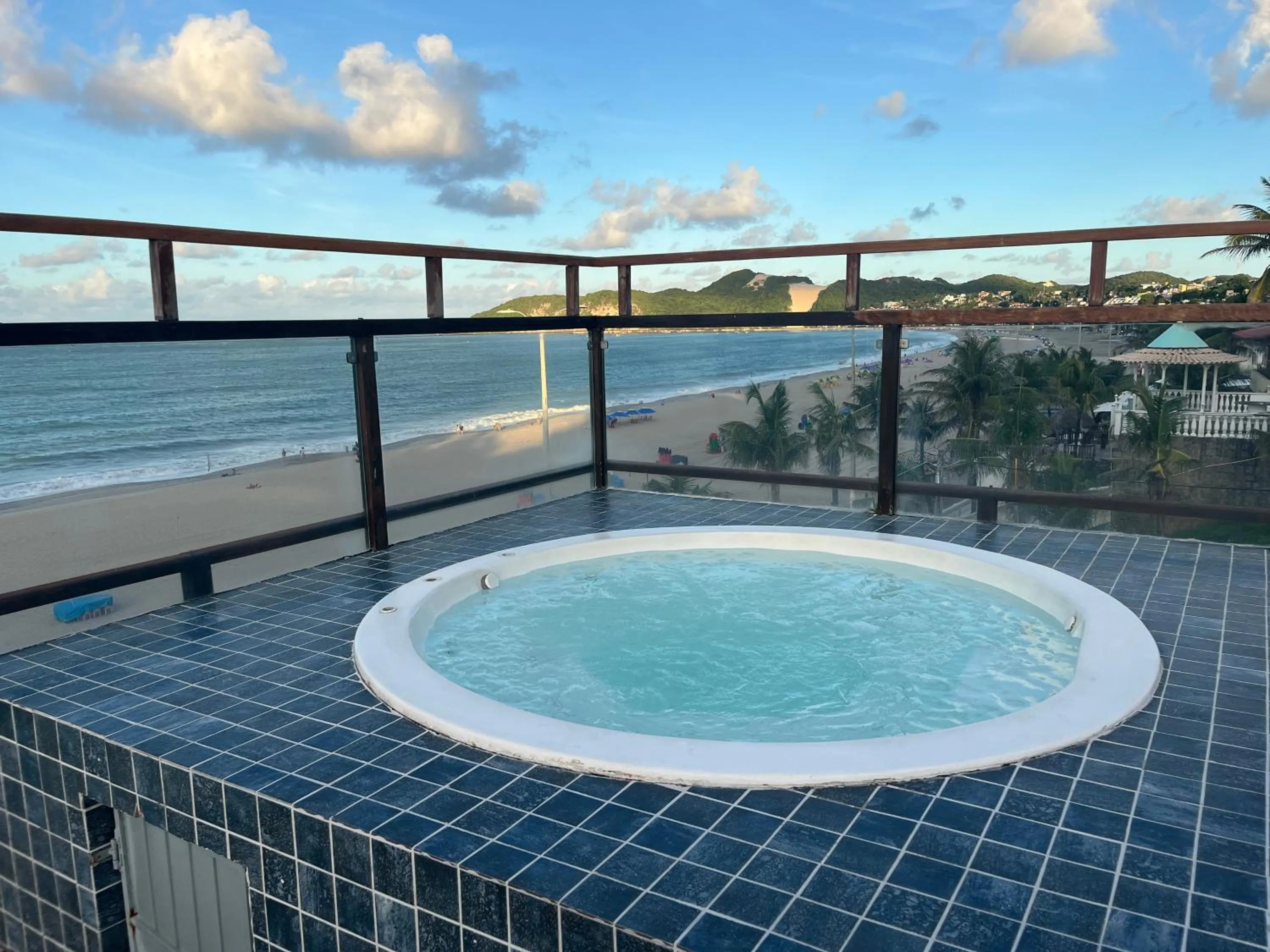 Flat completo a beira mar com vista exuberante - pé-na-areia mesmo!