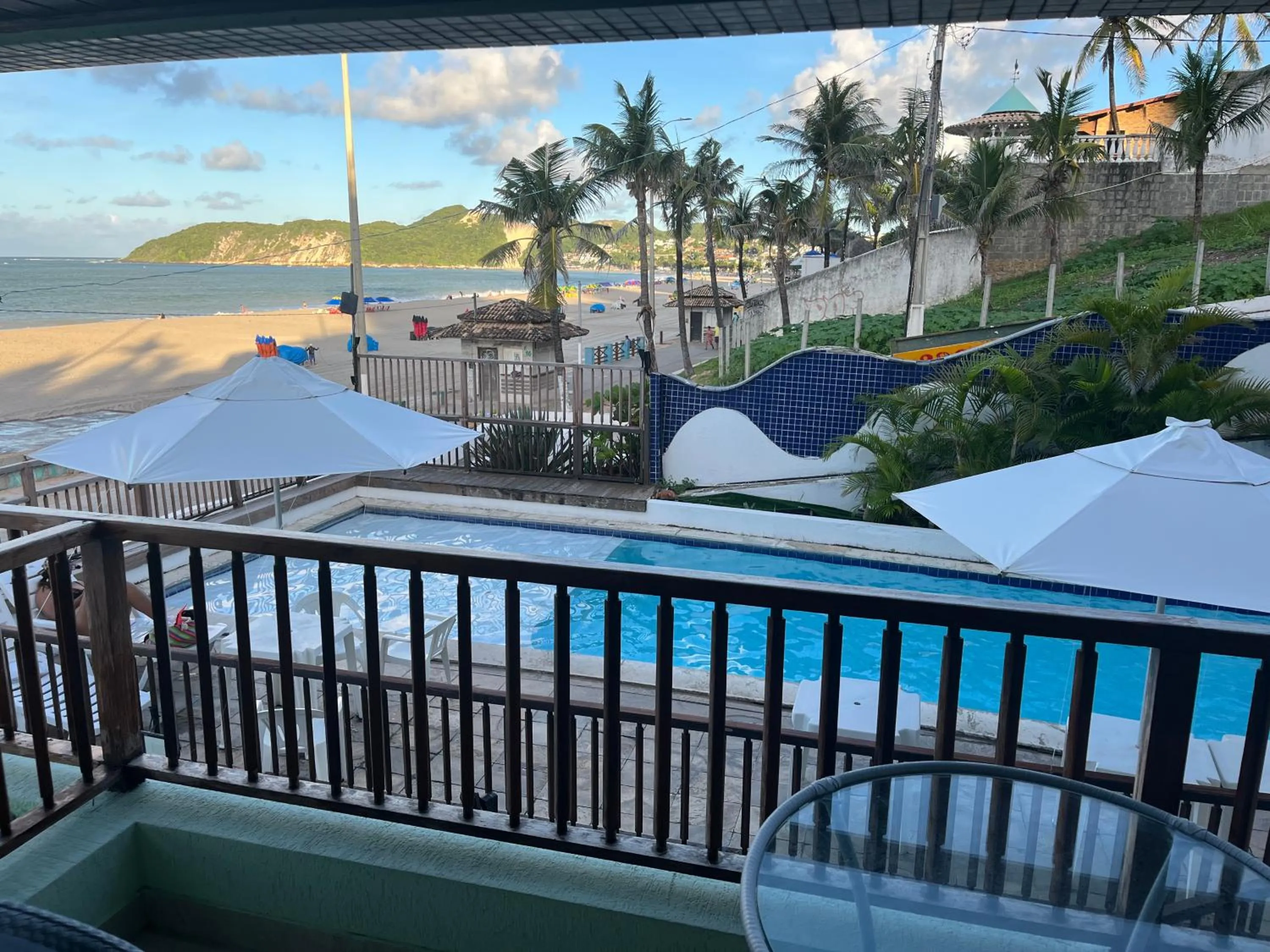 Flat completo a beira mar com vista exuberante - pé-na-areia mesmo!