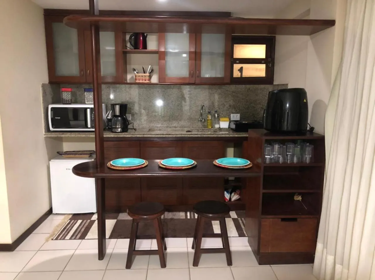 Flat completo a beira mar com vista exuberante - pé-na-areia mesmo!