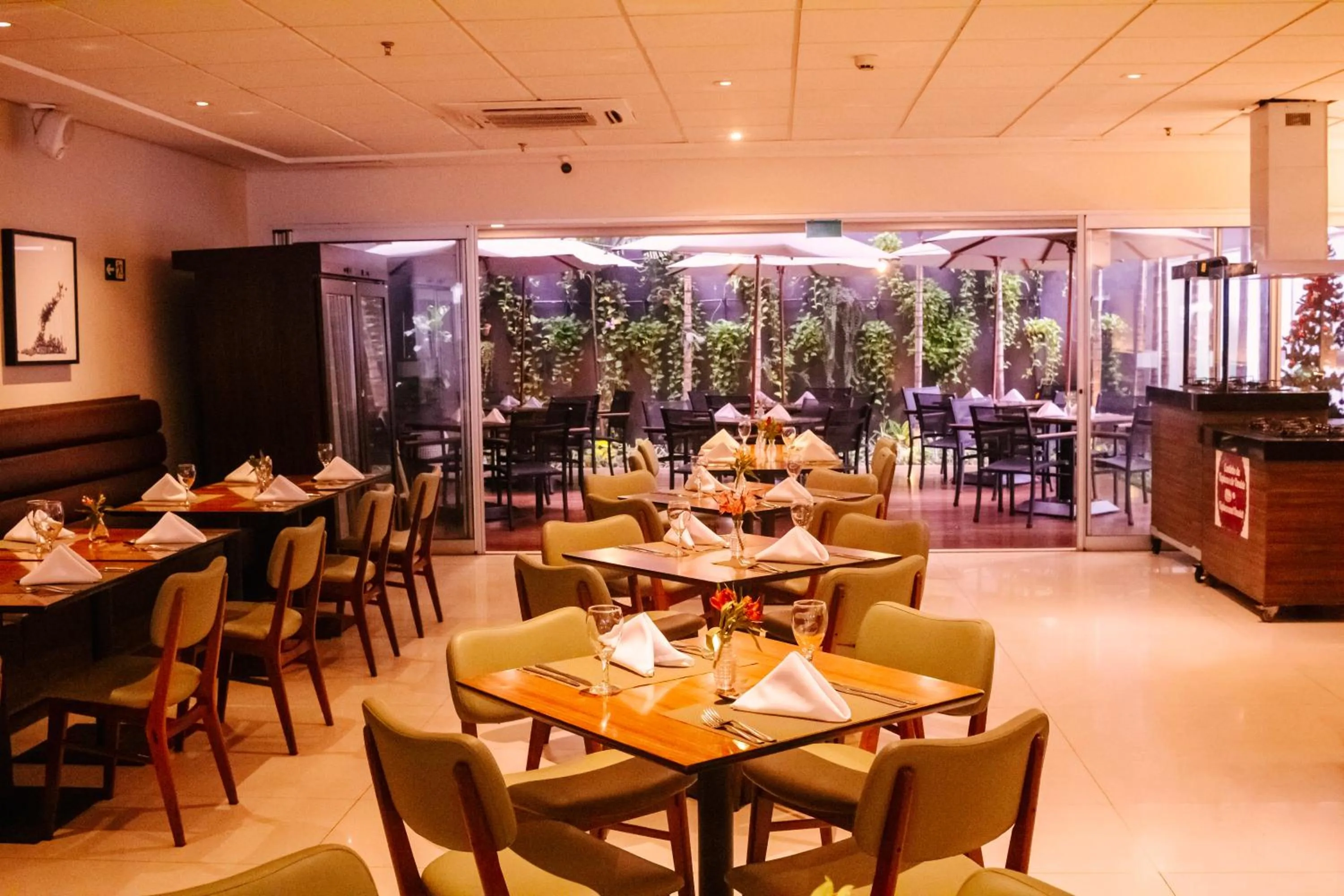 Restaurant/places to eat in Holiday Inn Belo Horizonte Savassi by IHG