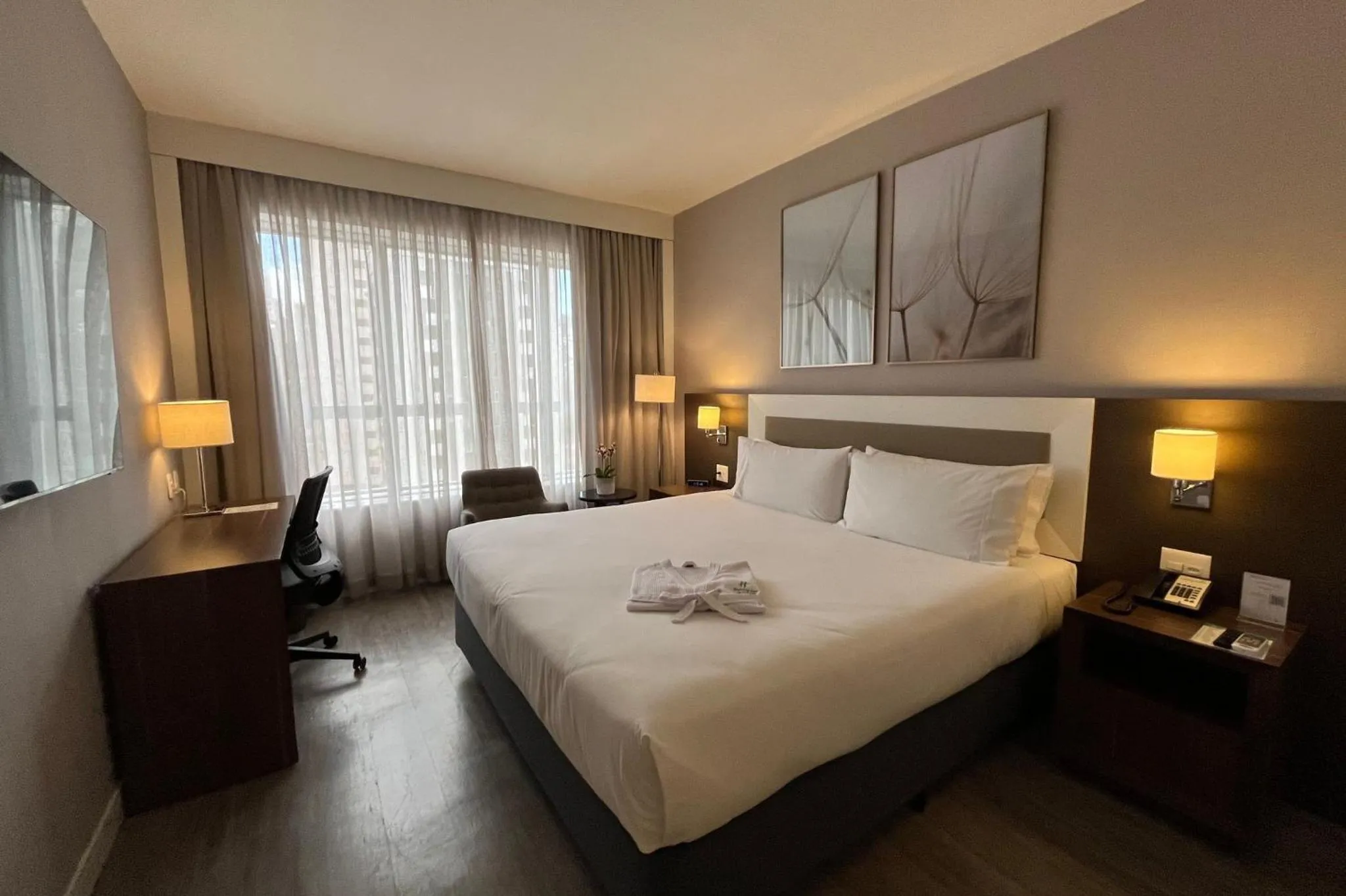 Photo of the whole room, Bed in Holiday Inn Belo Horizonte Savassi by IHG