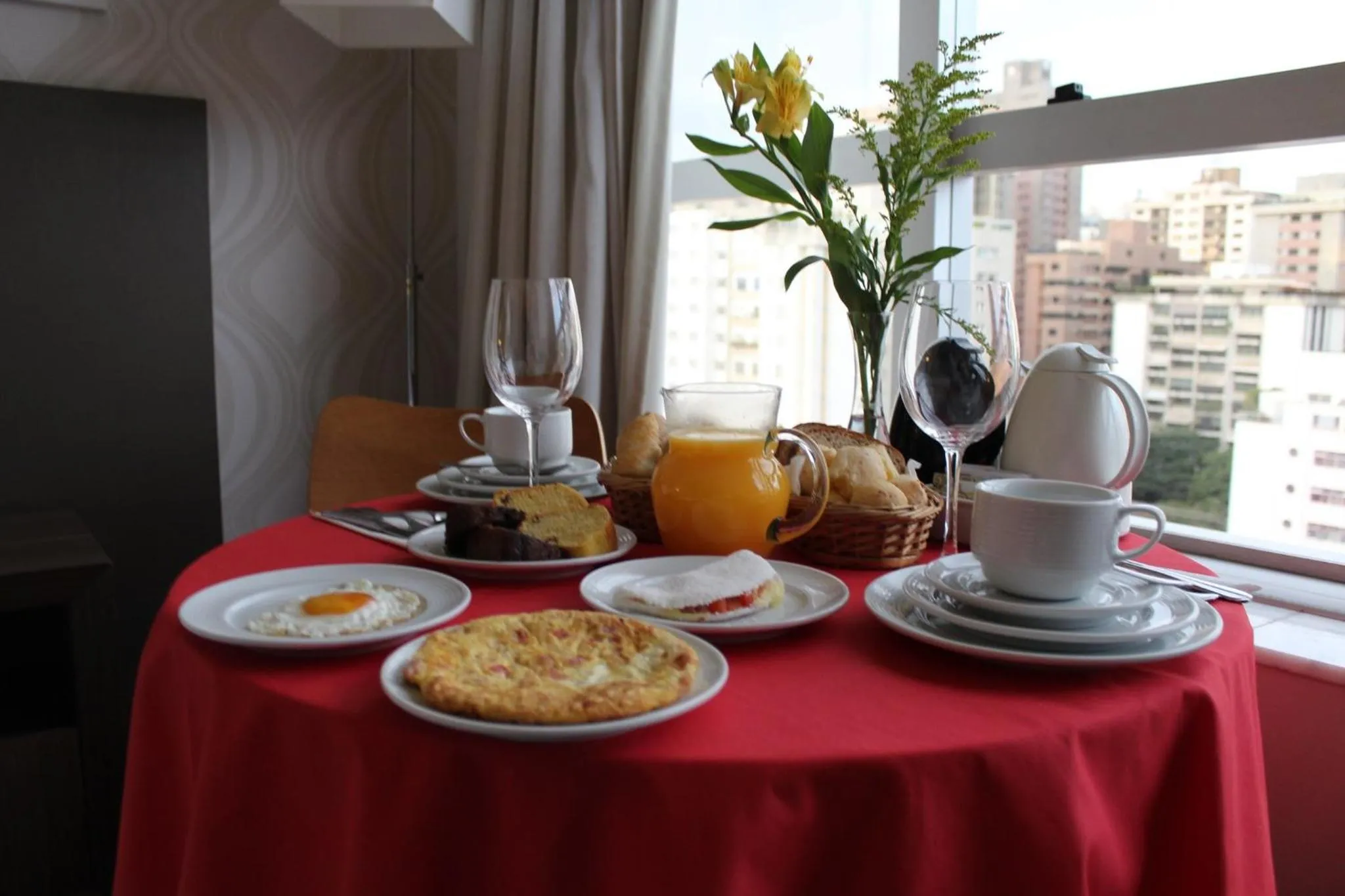 Photo of the whole room in Holiday Inn Belo Horizonte Savassi by IHG