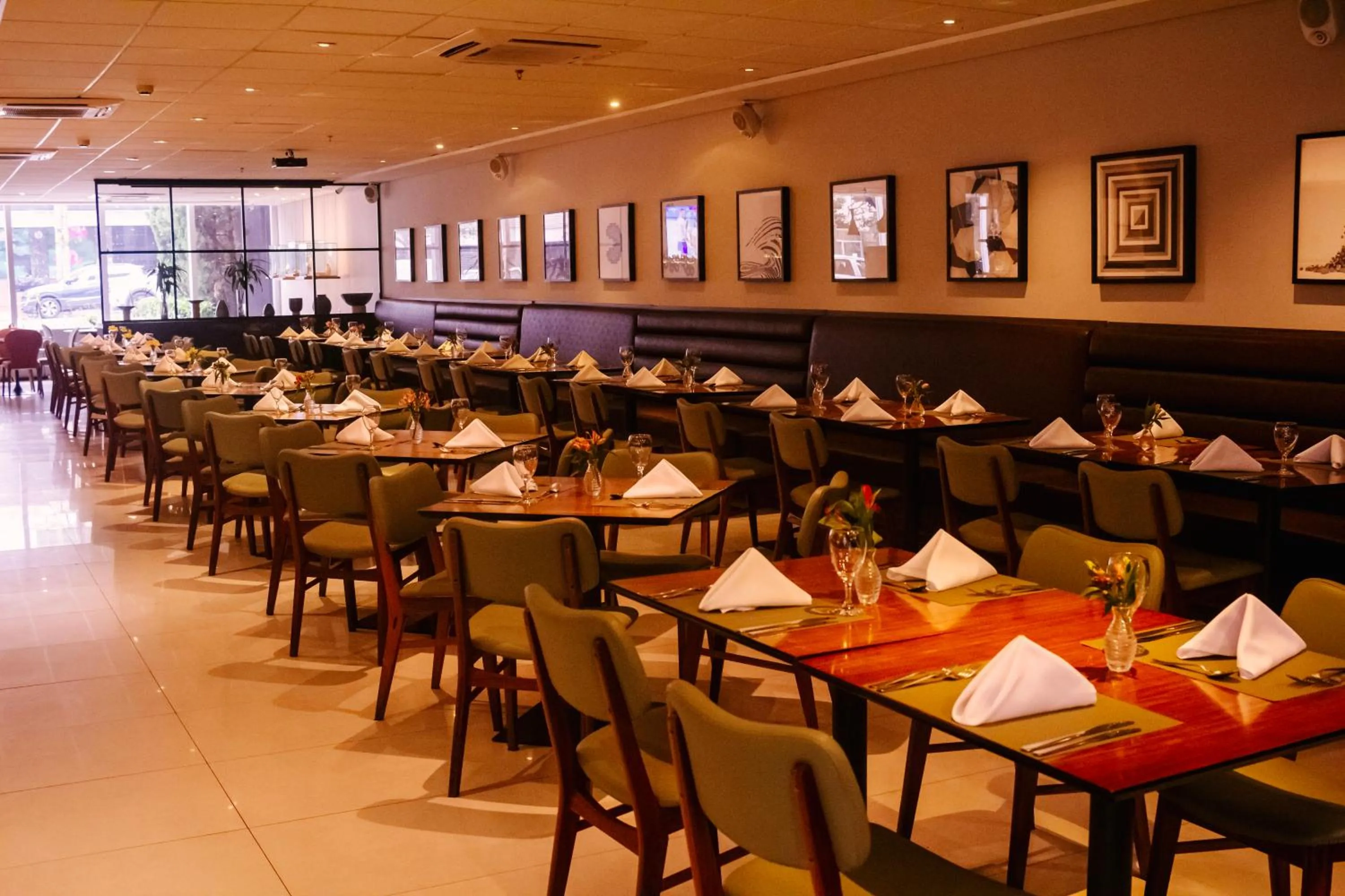 Restaurant/places to eat in Holiday Inn Belo Horizonte Savassi by IHG
