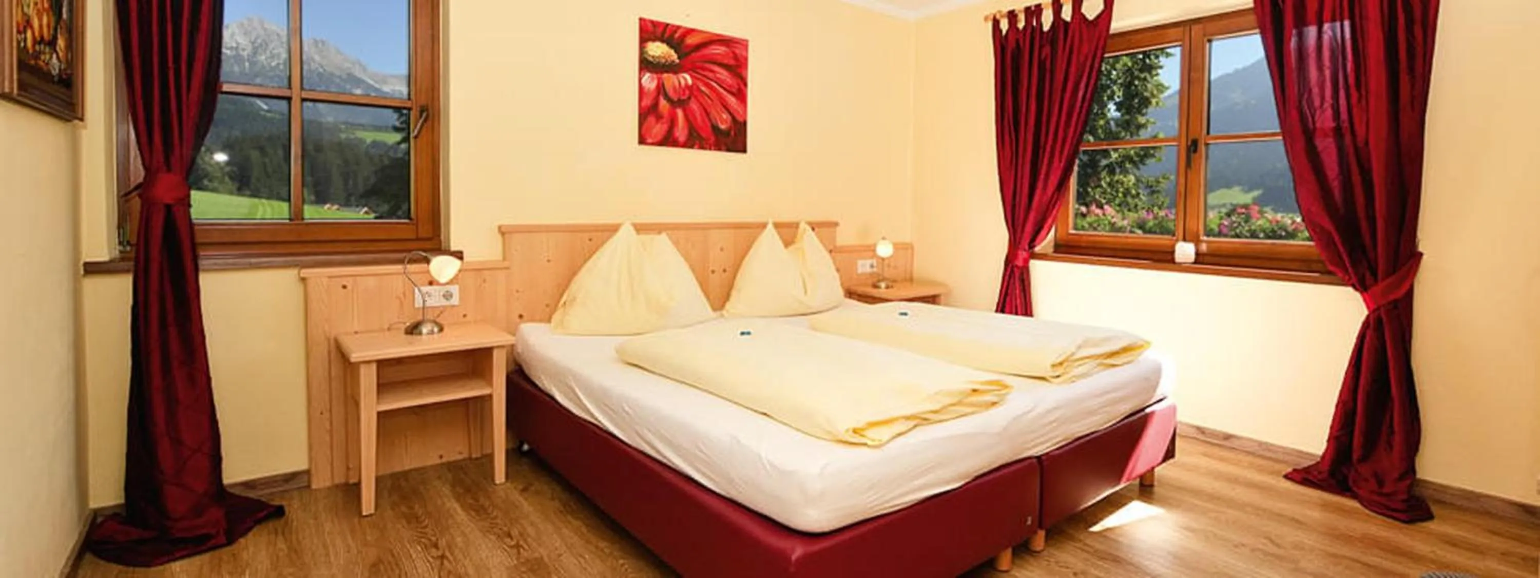 Bed in Bed & Breakfast Landhaus Strasser