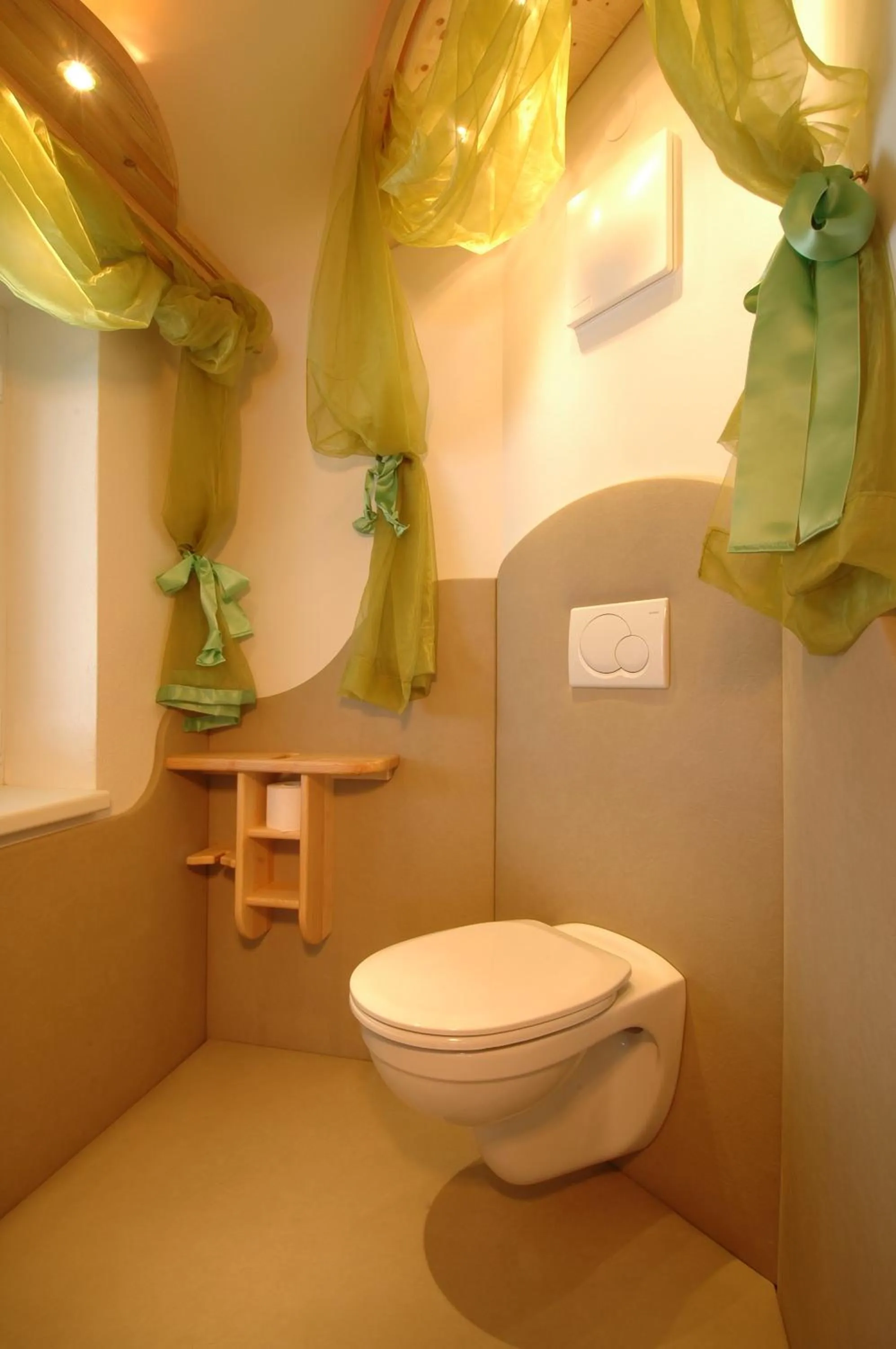 Toilet in Bed & Breakfast Landhaus Strasser