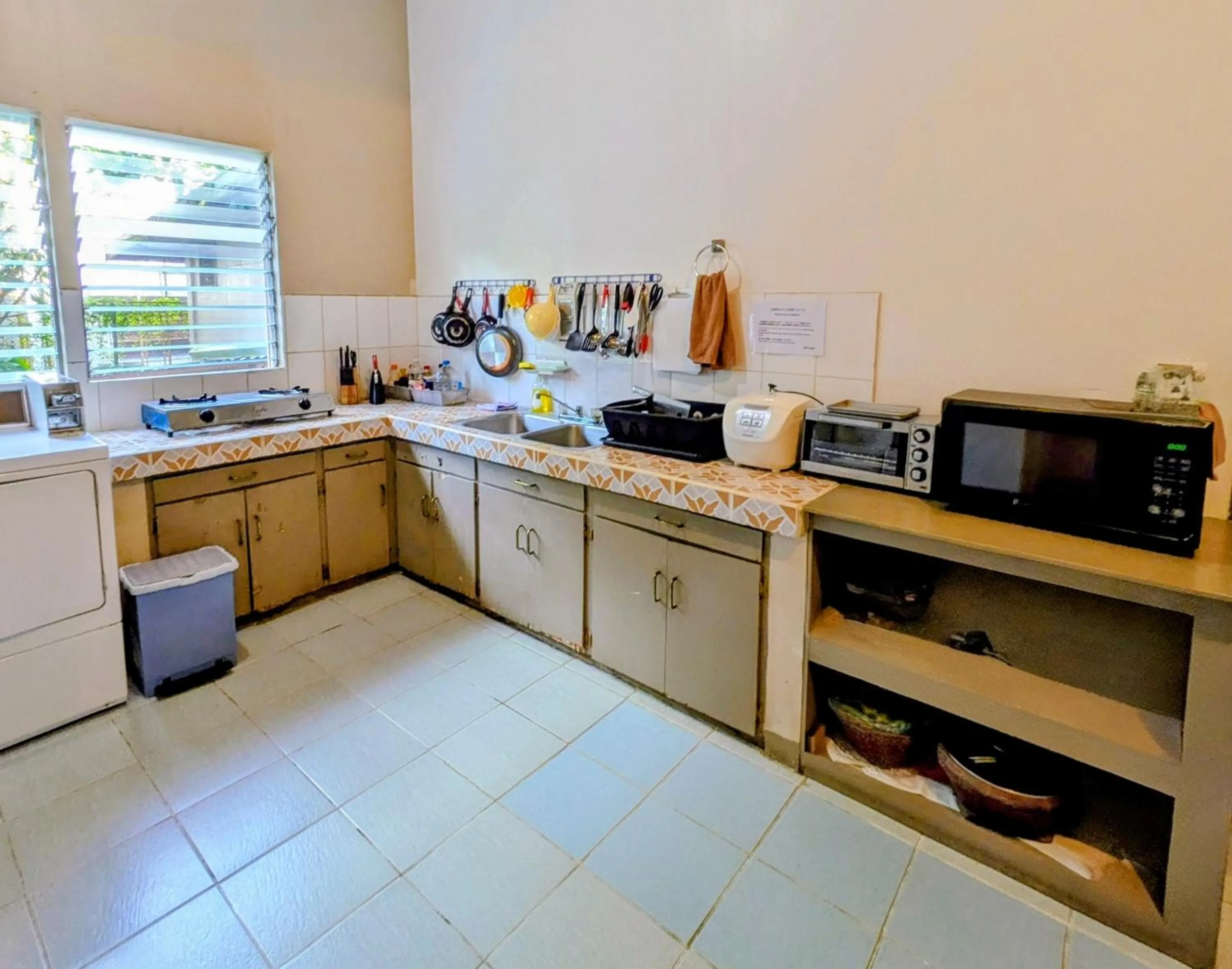 Communal kitchen in DW Motel