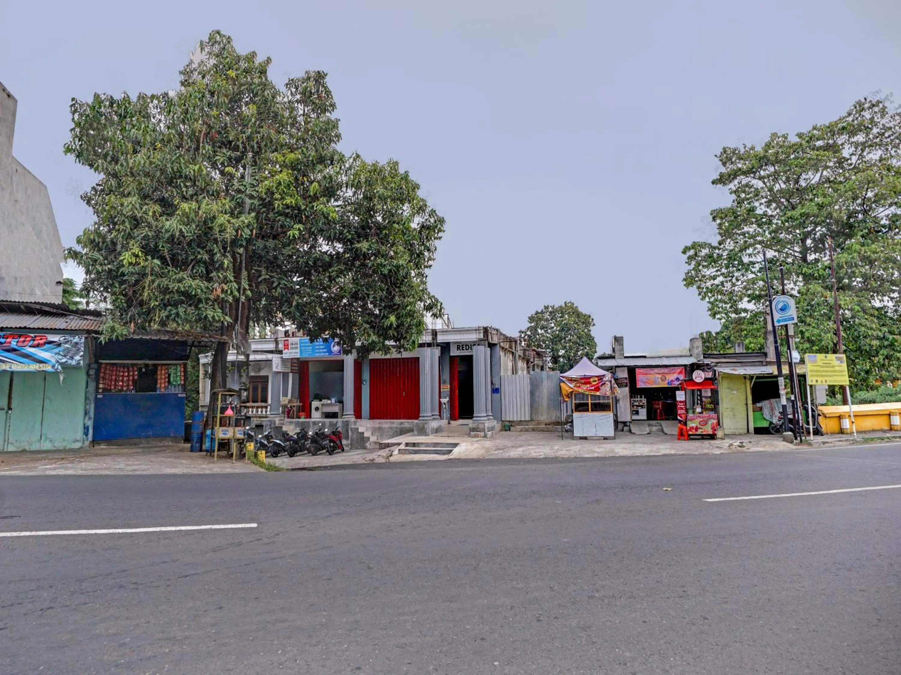 Facade/entrance in RedDoorz near Universitas Merdeka Malang 2