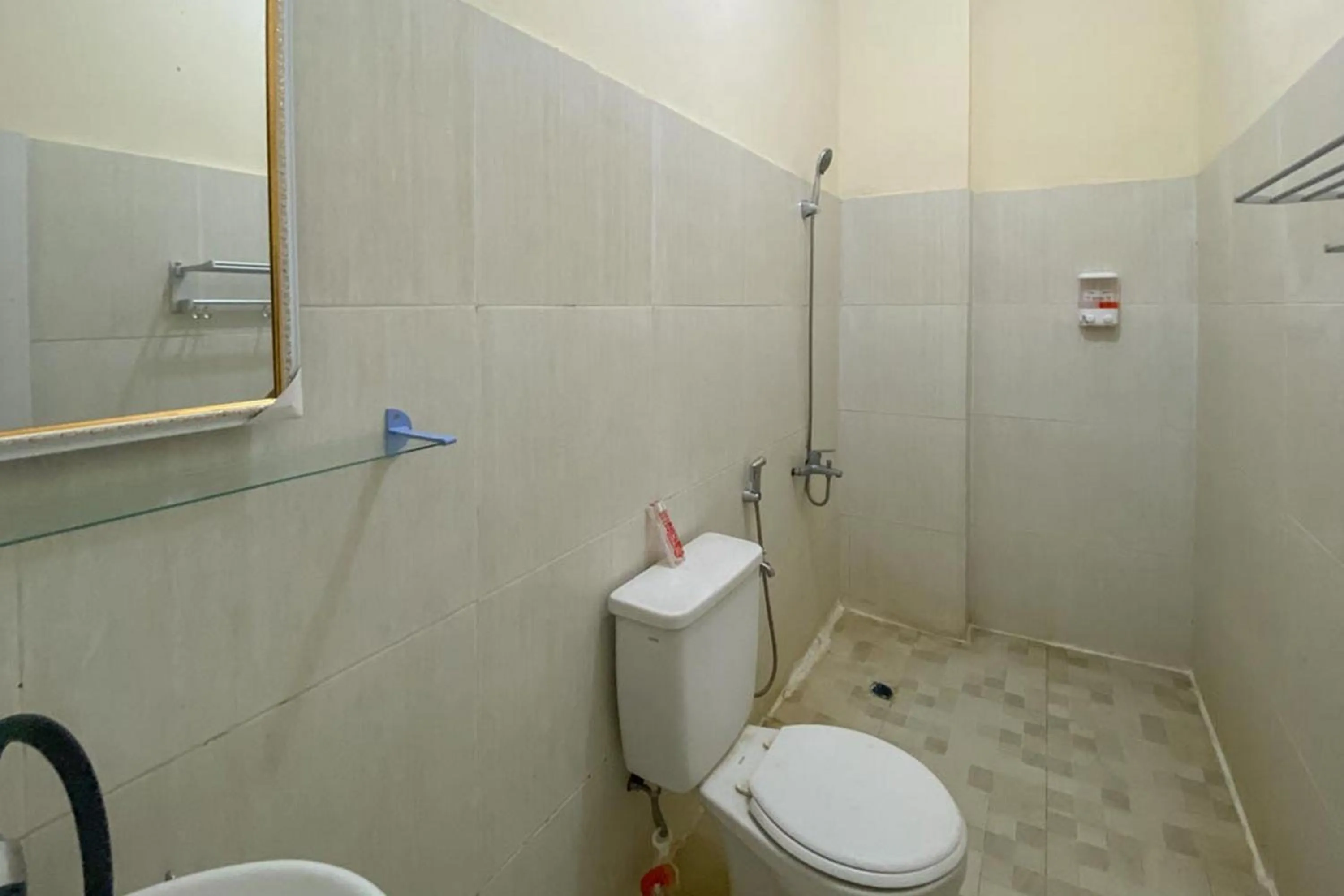 Bathroom in RedDoorz near Universitas Merdeka Malang 2