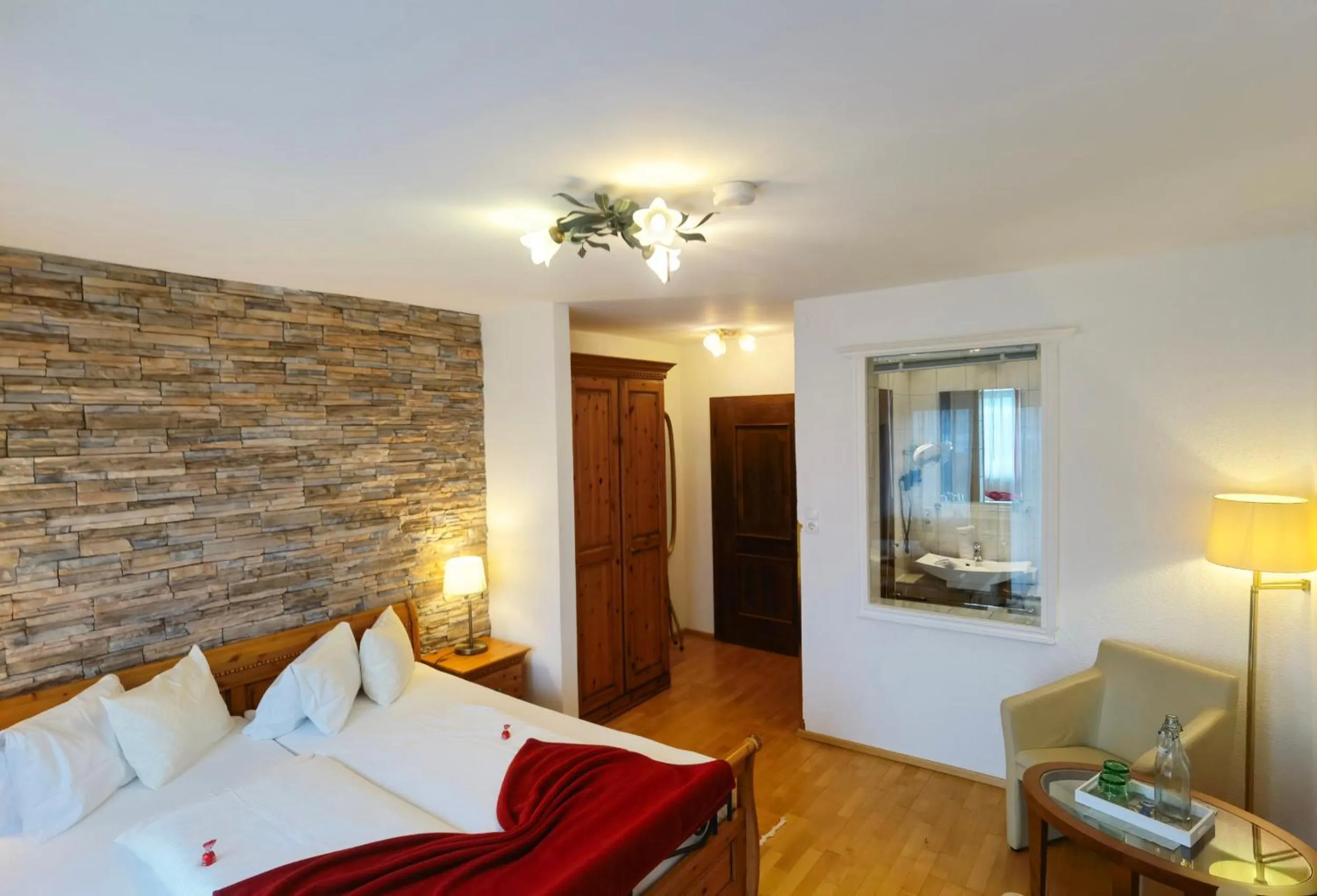 Bathroom, Bed in Hotel Kärntnerhof & Suiten 3-Stern Superior