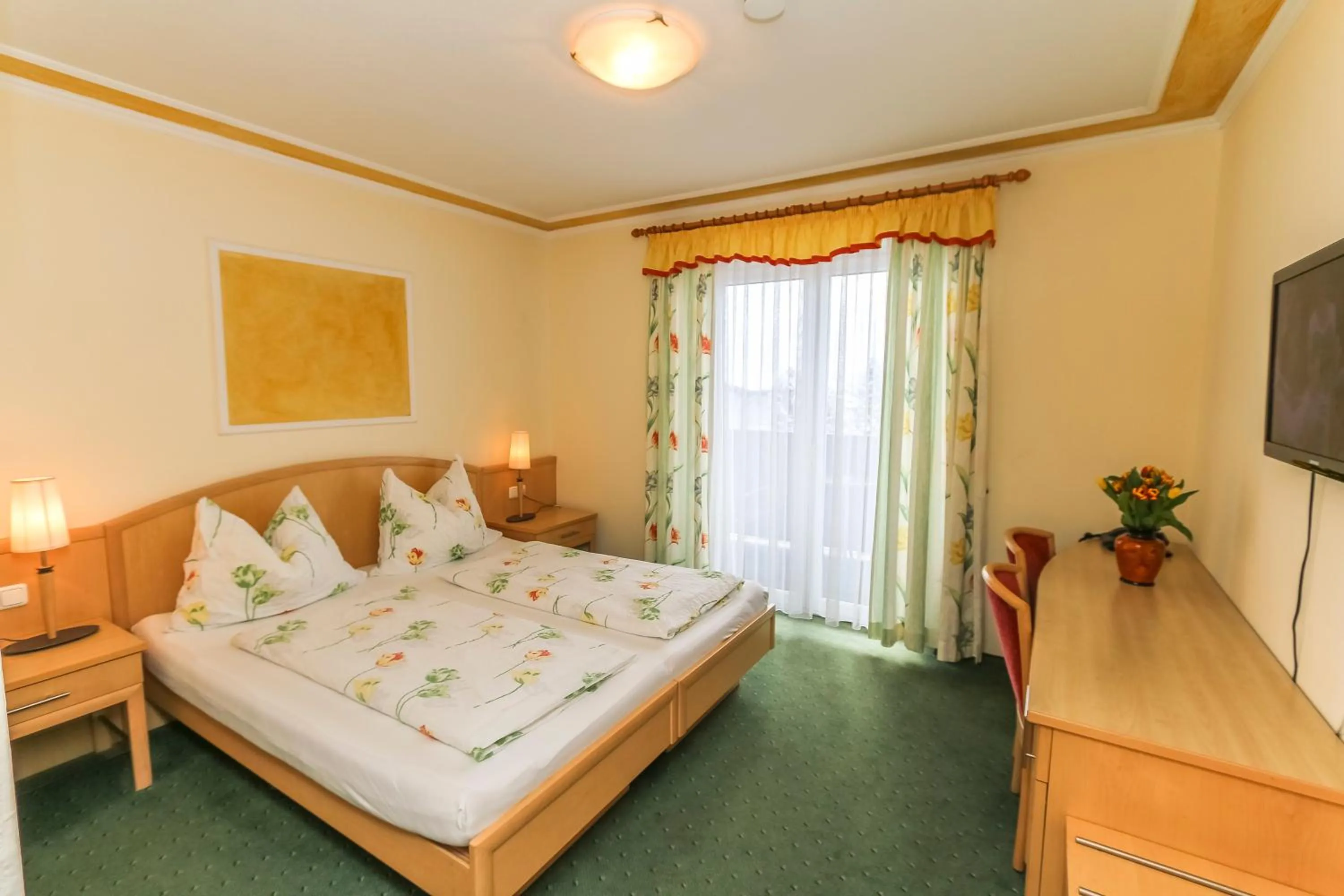 Photo of the whole room, Bed in Alpenhotel Tauernstüberl