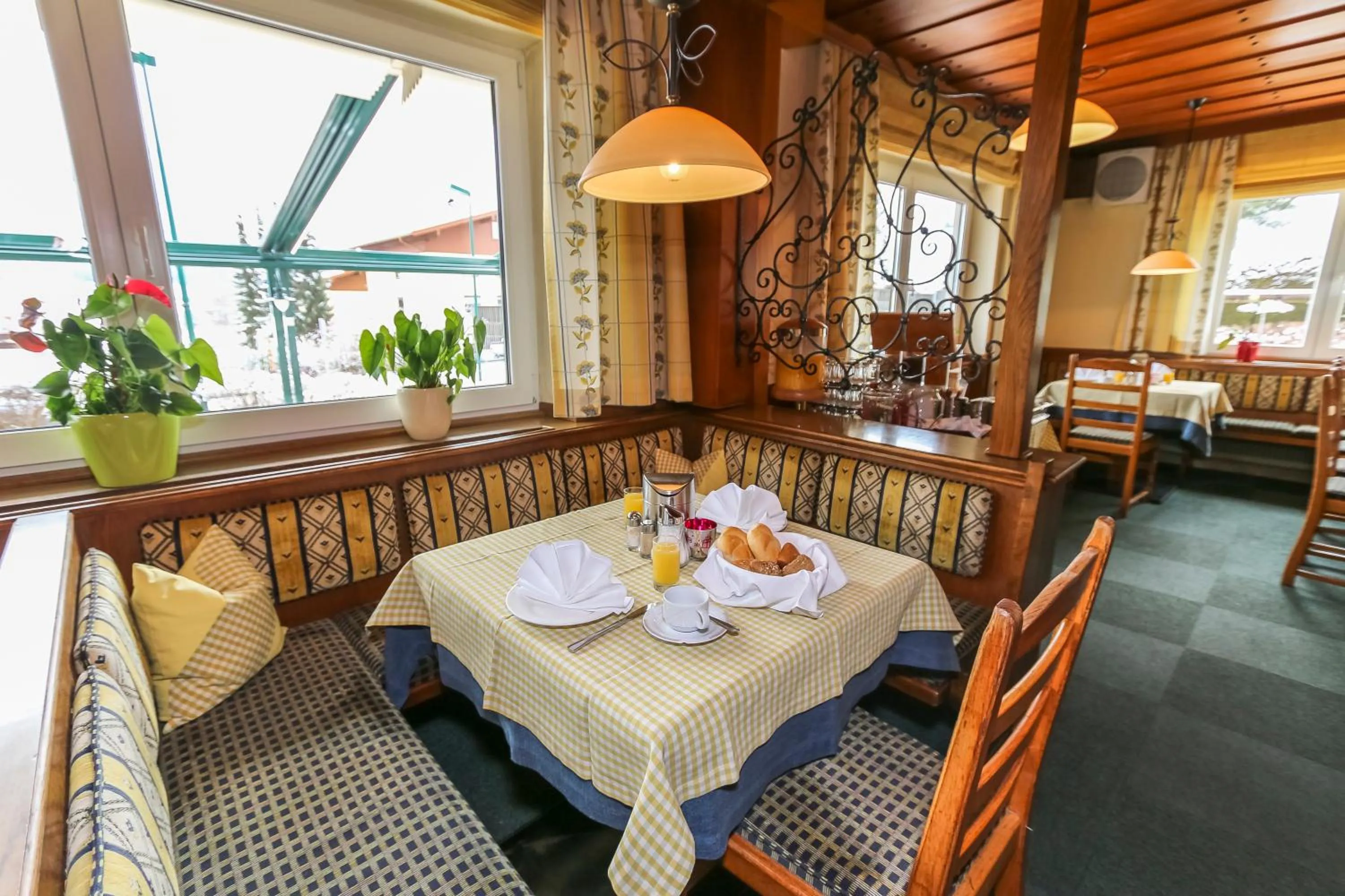 Restaurant/places to eat in Alpenhotel Tauernstüberl