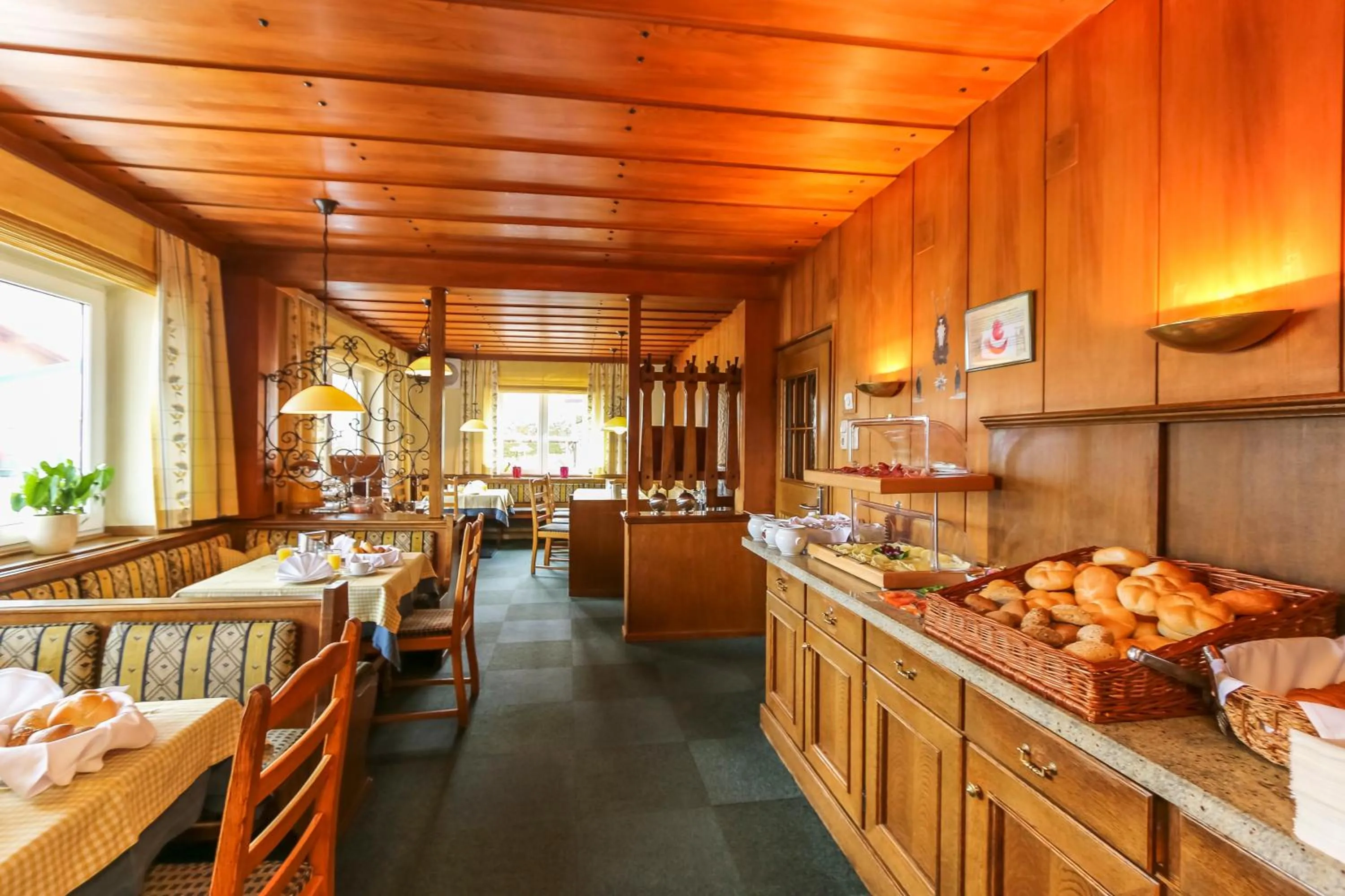 Restaurant/places to eat in Alpenhotel Tauernstüberl