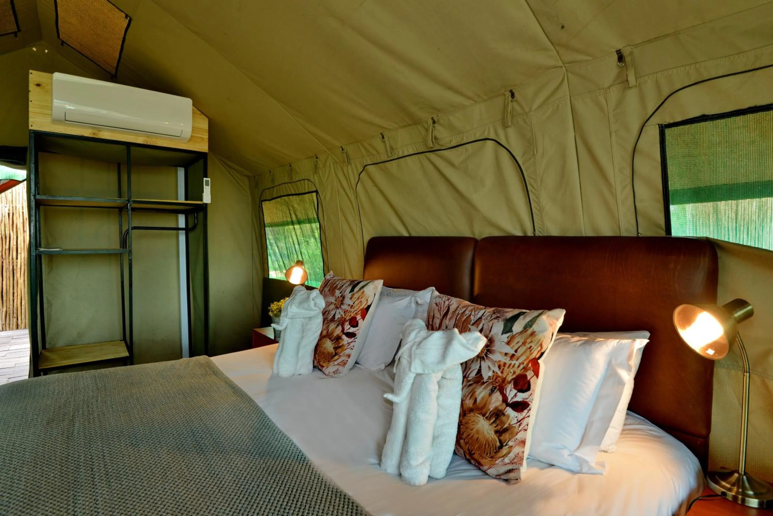 Bed in Tshukudu Game Lodge