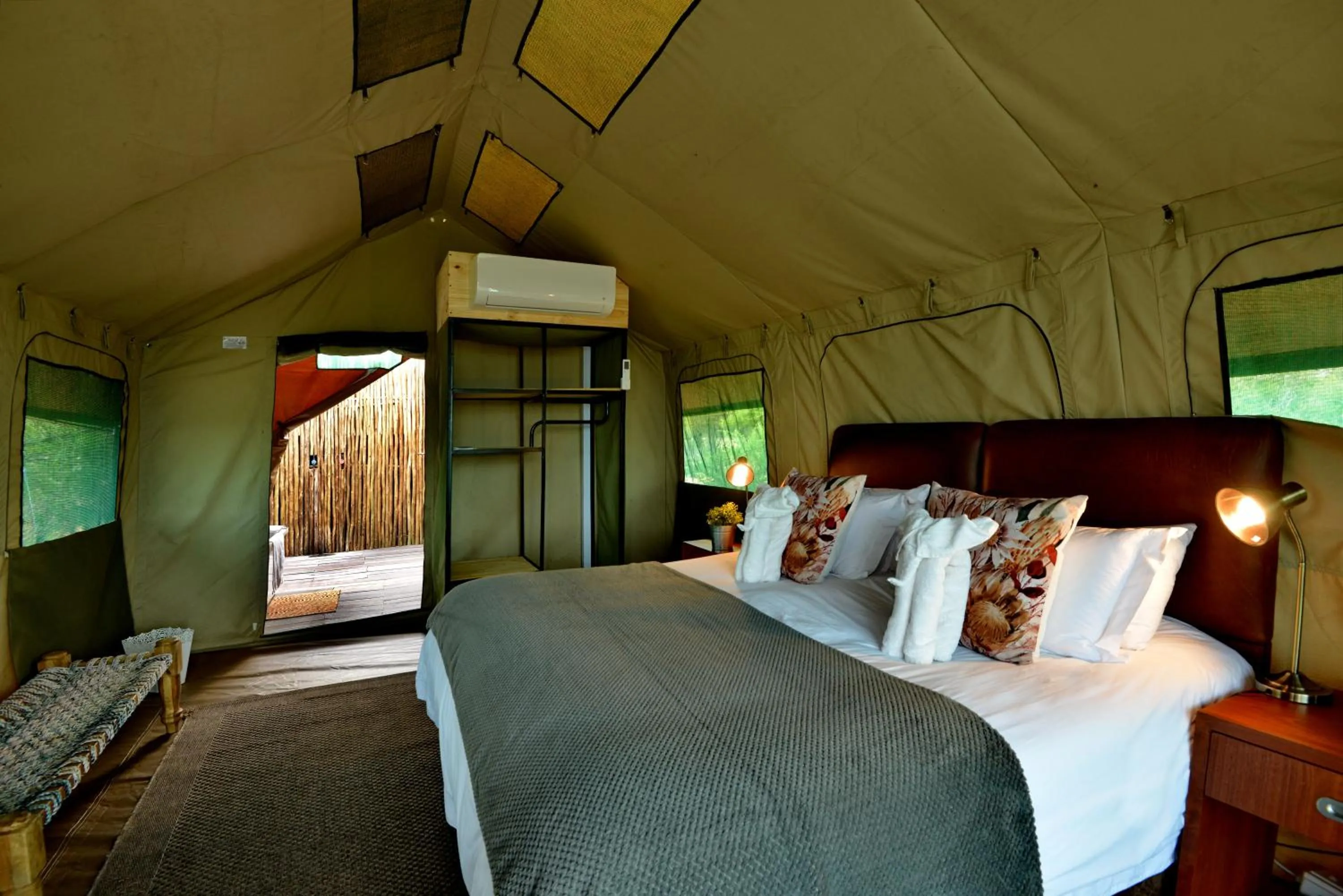 Bed in Tshukudu Game Lodge
