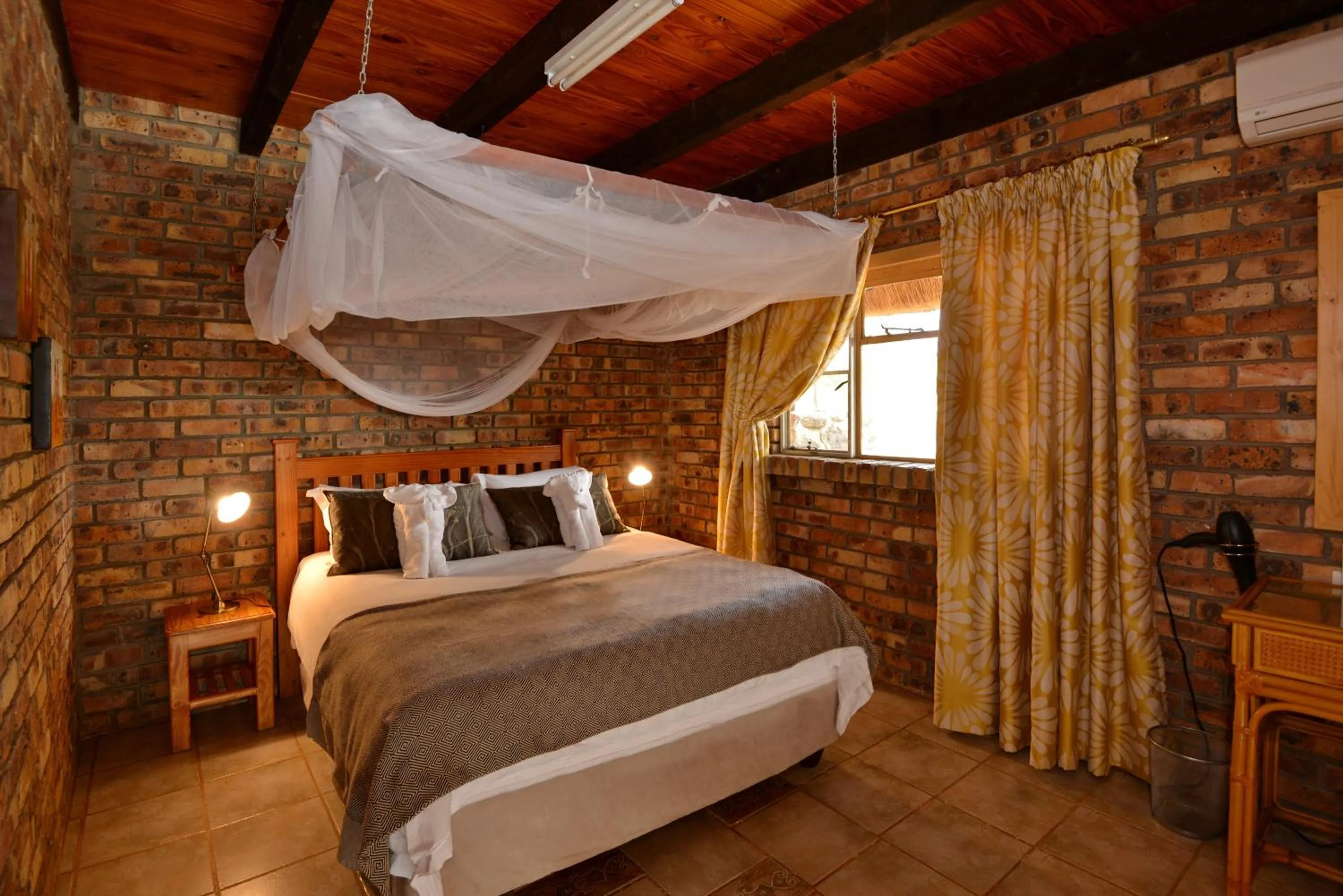 Bed in Tshukudu Game Lodge