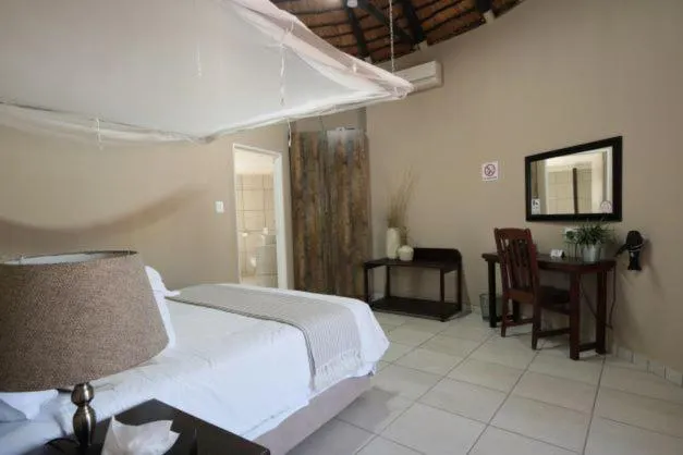 Bed in Tshukudu Game Lodge