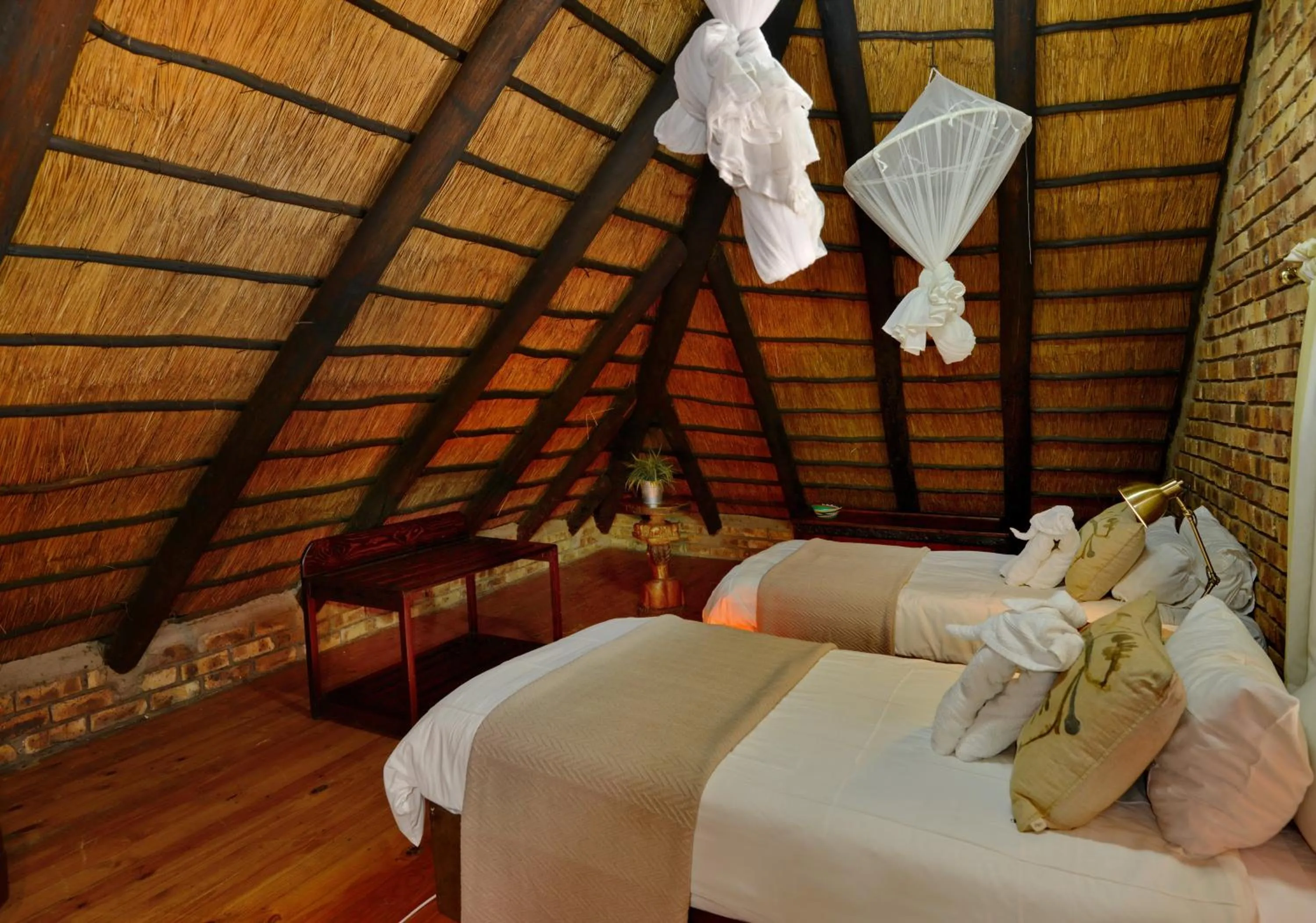 Bed in Tshukudu Game Lodge