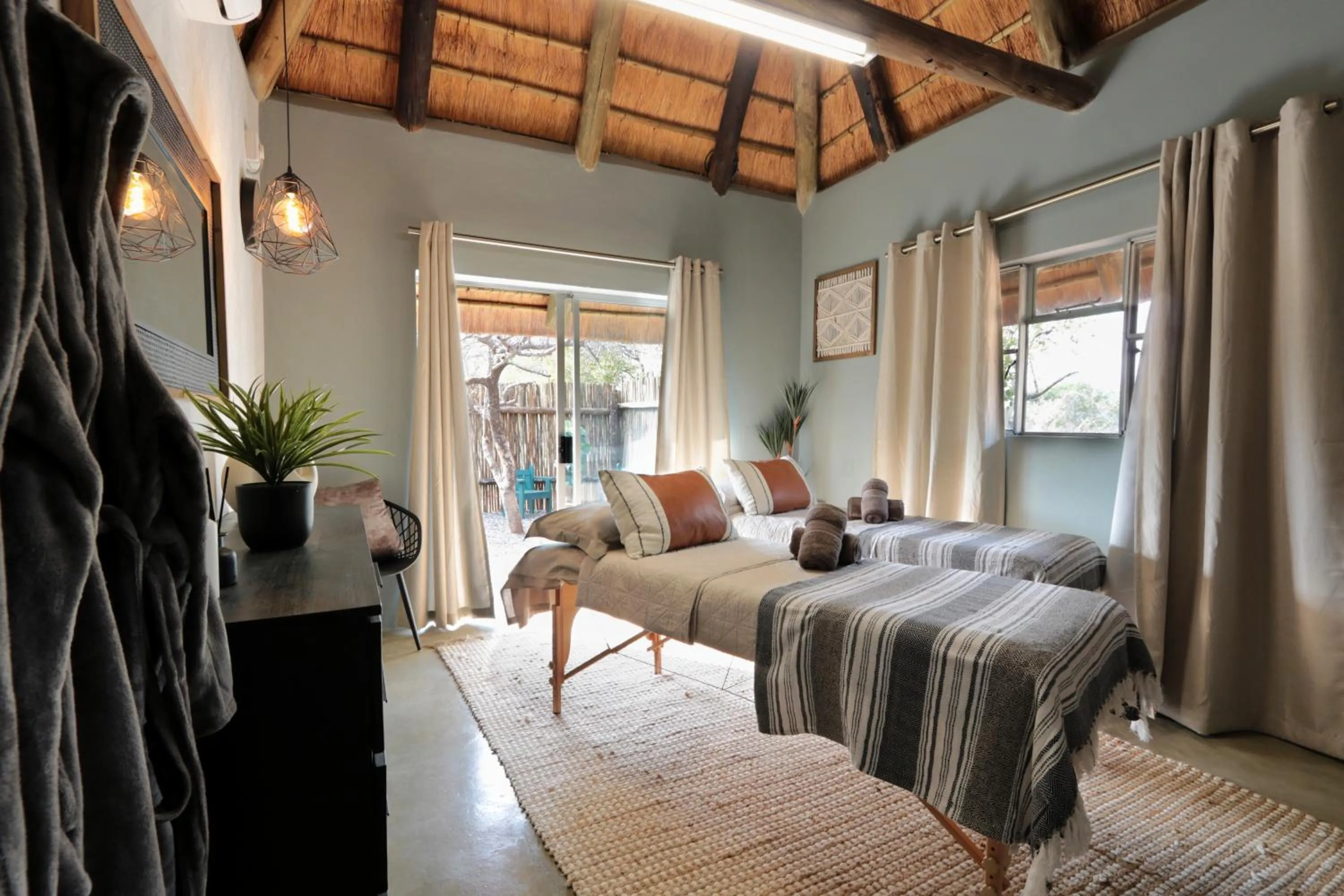 Spa and wellness centre/facilities, Bed in Tshukudu Game Lodge