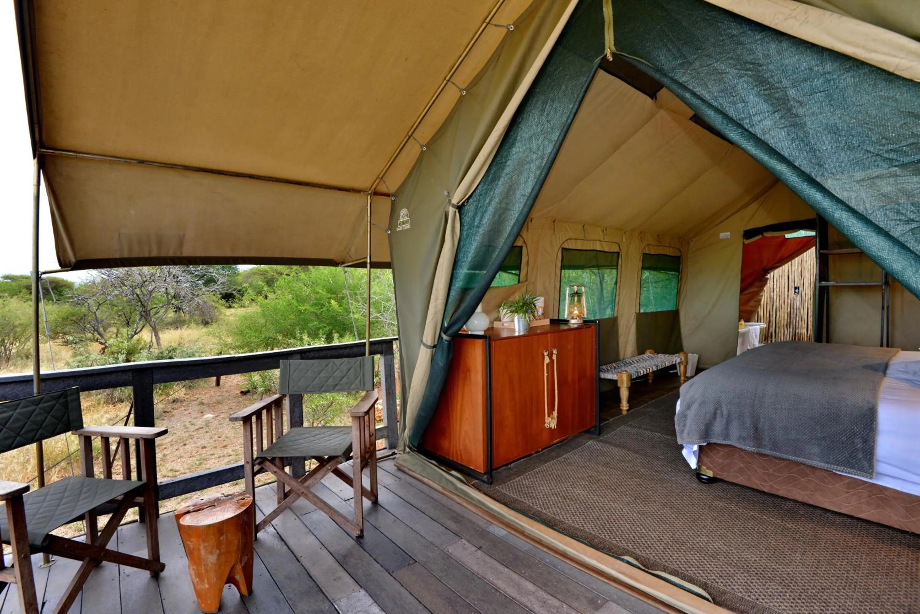 Bed in Tshukudu Game Lodge