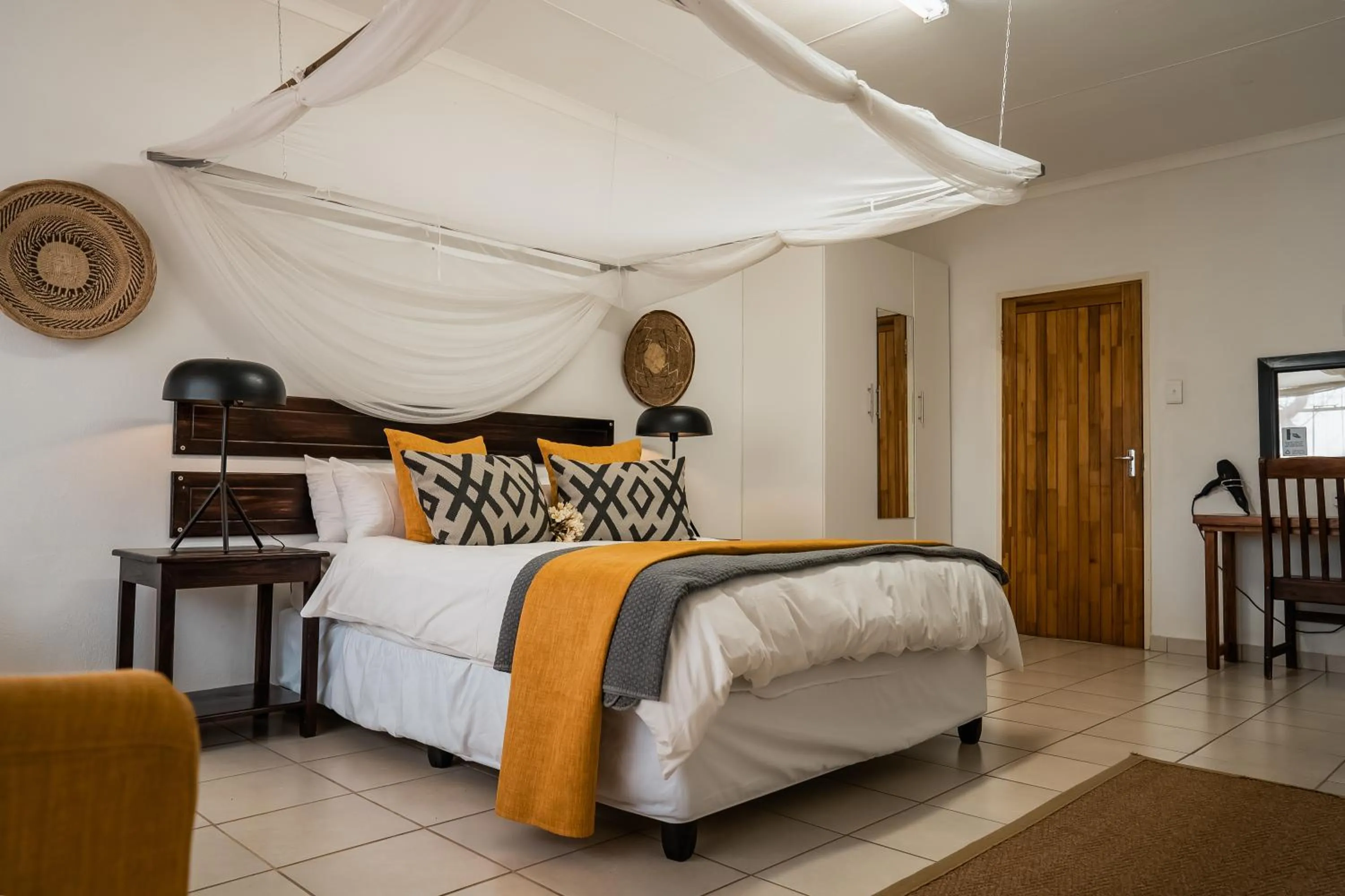 Bedroom, Bed in Tshukudu Game Lodge