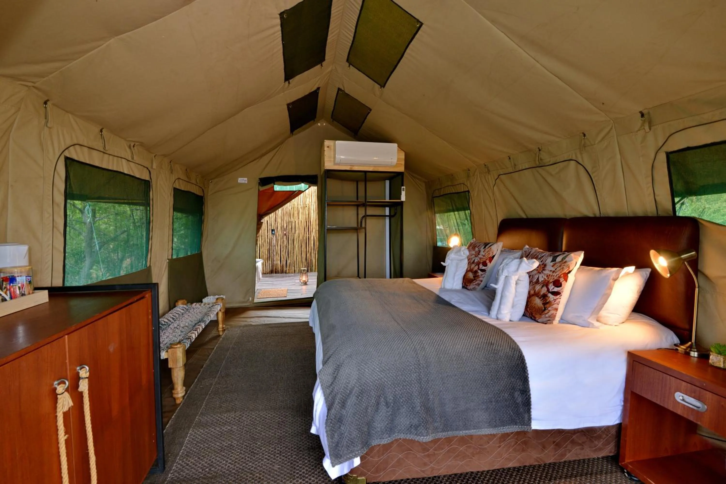 Bed in Tshukudu Game Lodge