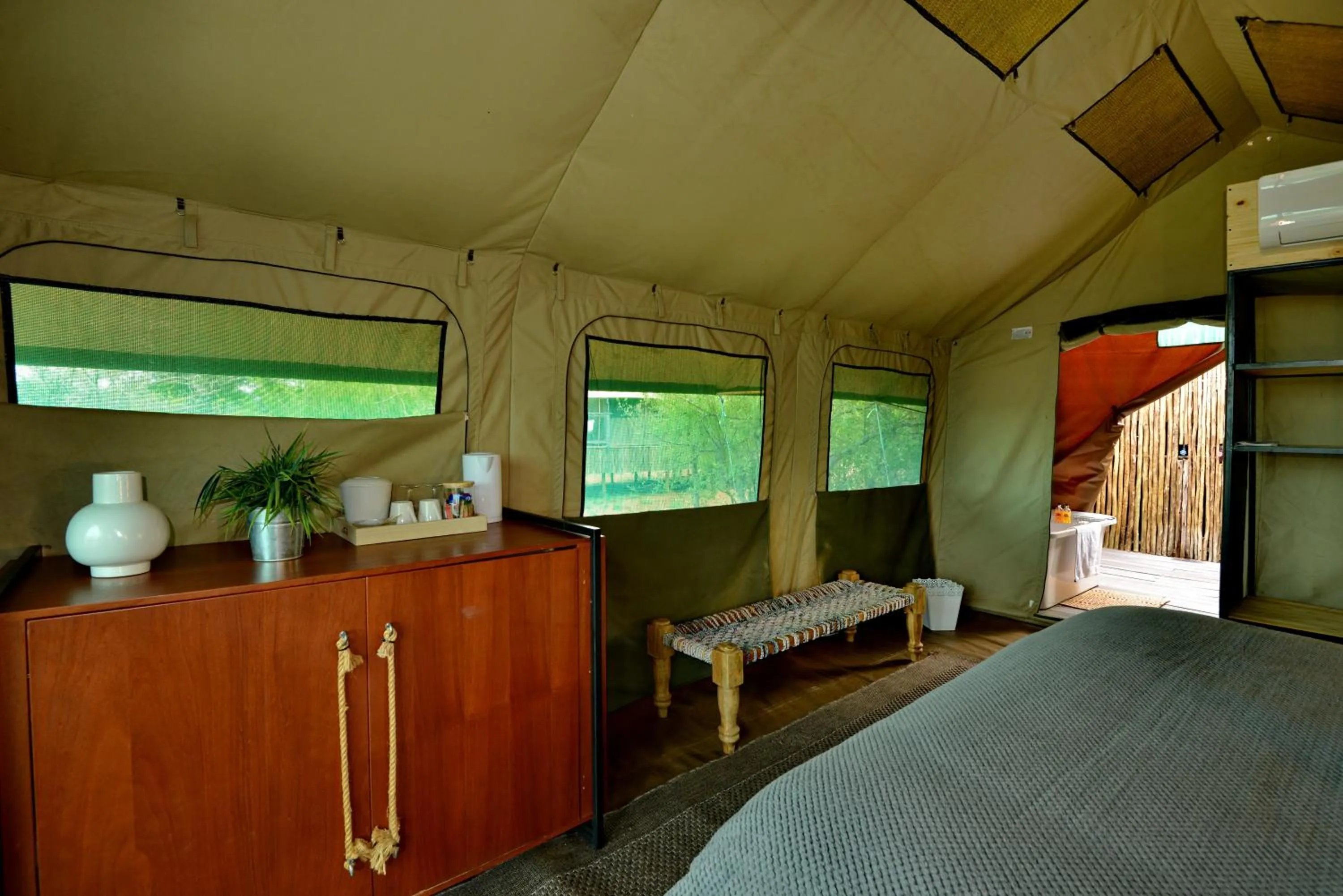 Bed in Tshukudu Game Lodge