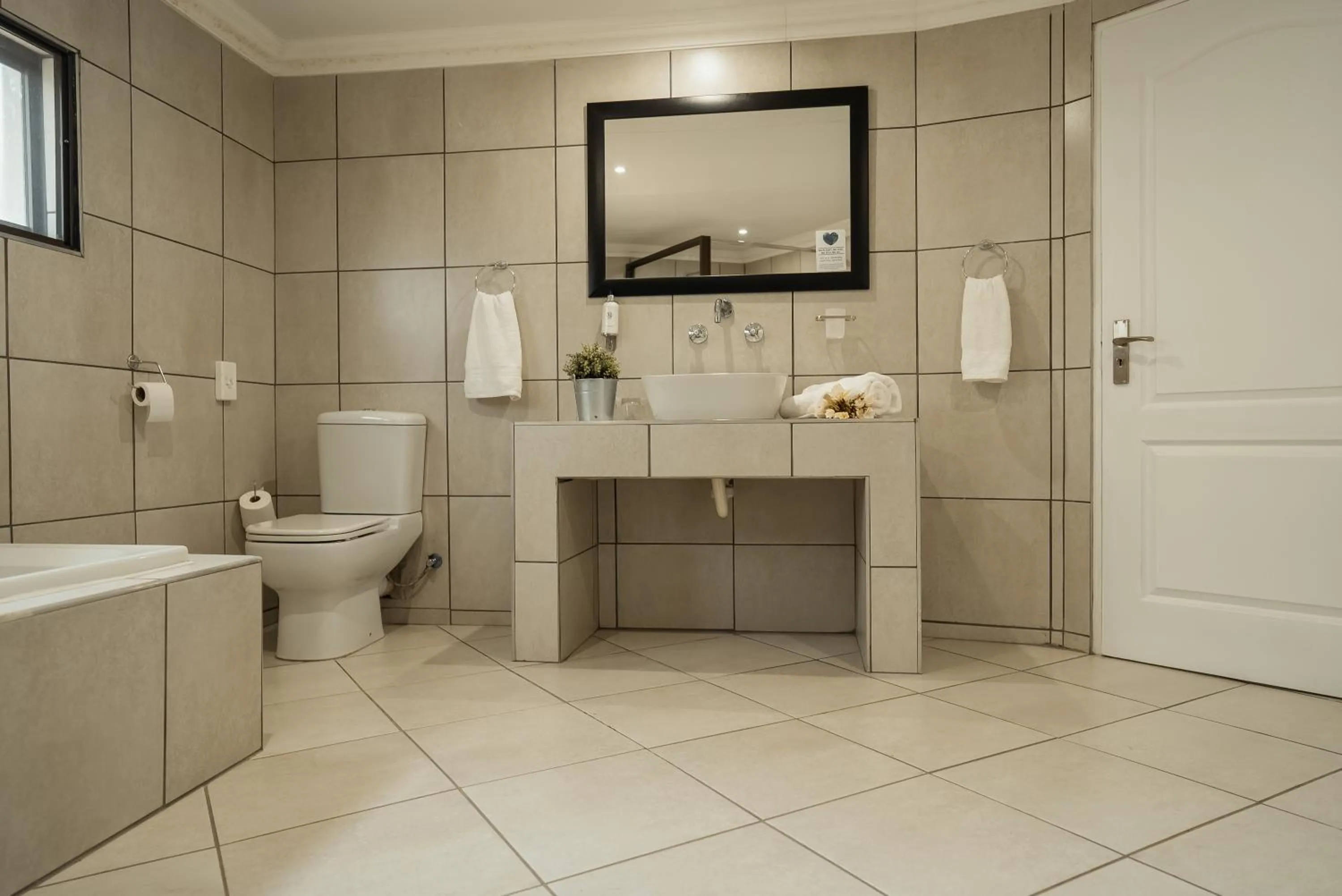 Bathroom in Tshukudu Game Lodge