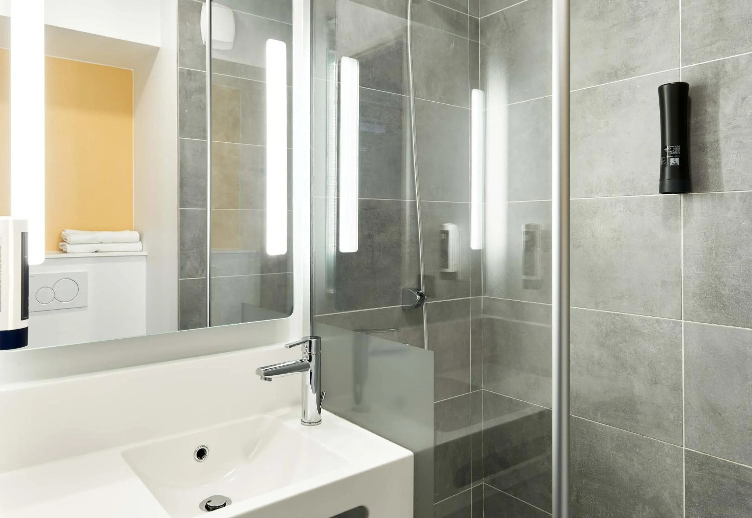 Bathroom in B&B HOTEL Champigny-sur-Marne