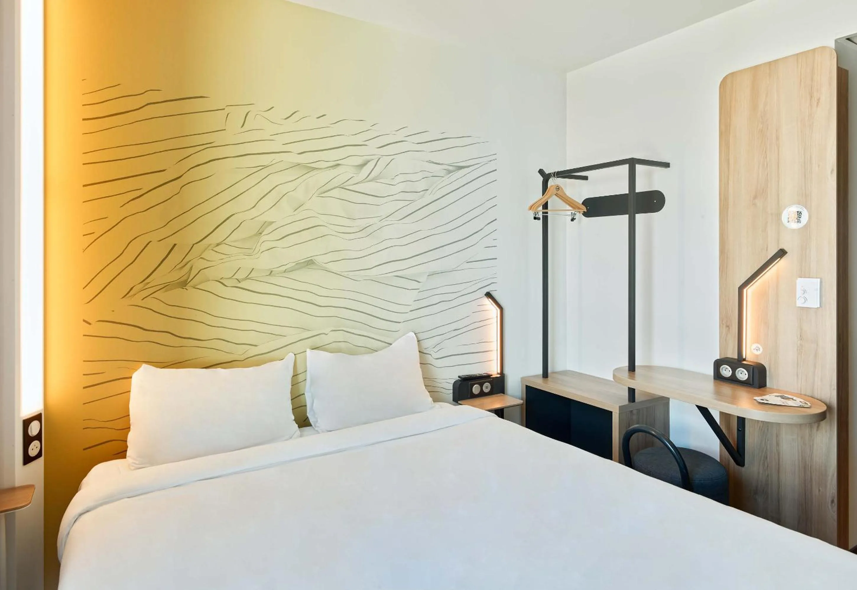 Bedroom, Bed in B&B HOTEL Champigny-sur-Marne