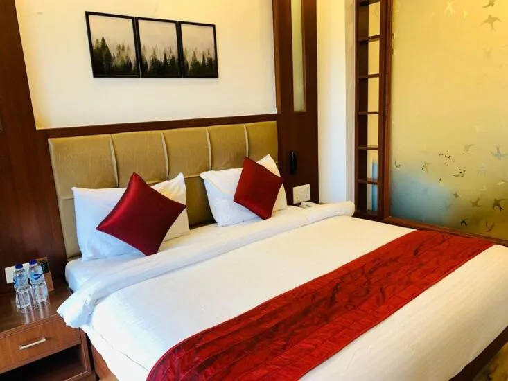 Bedroom, Bed in Himalayan Splendour Resort