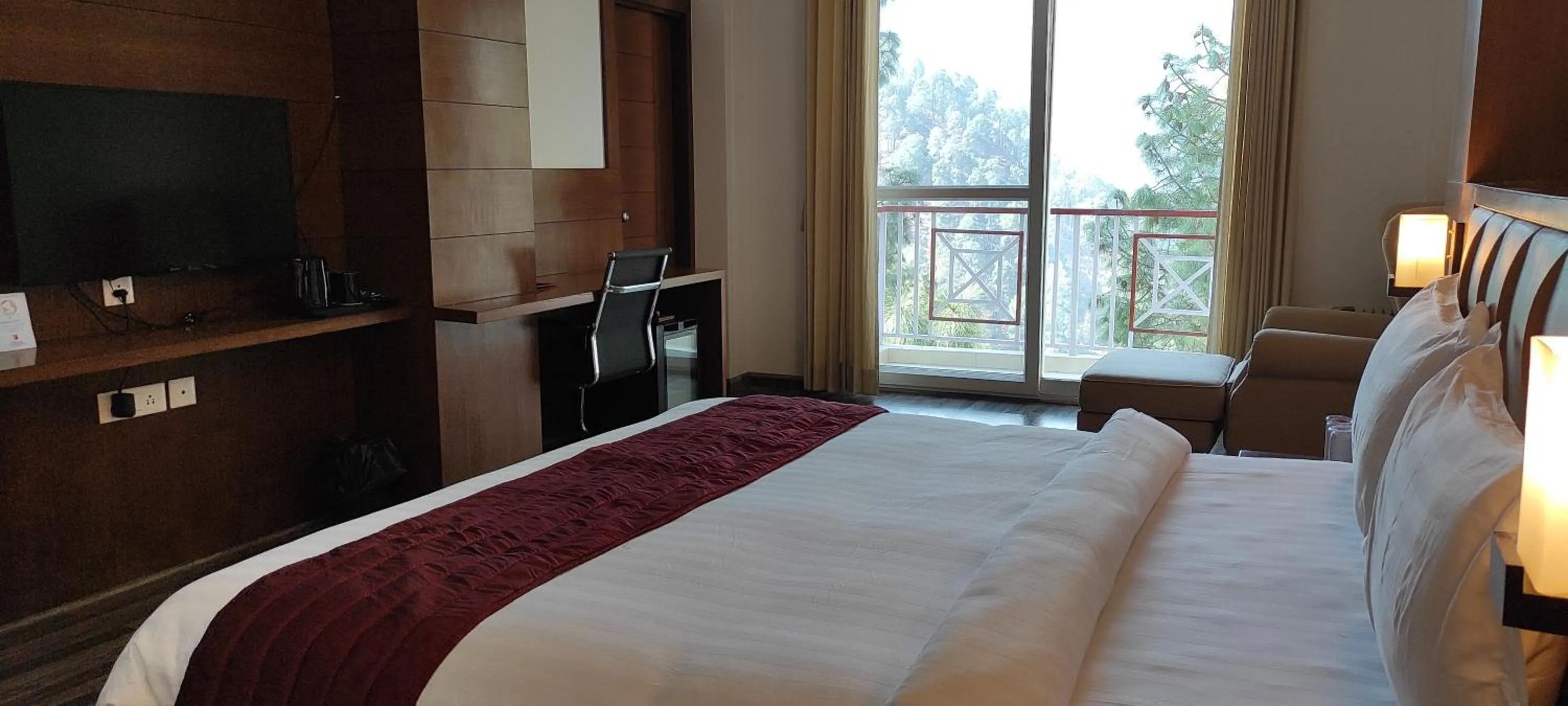 Photo of the whole room, Bed in Himalayan Splendour Resort