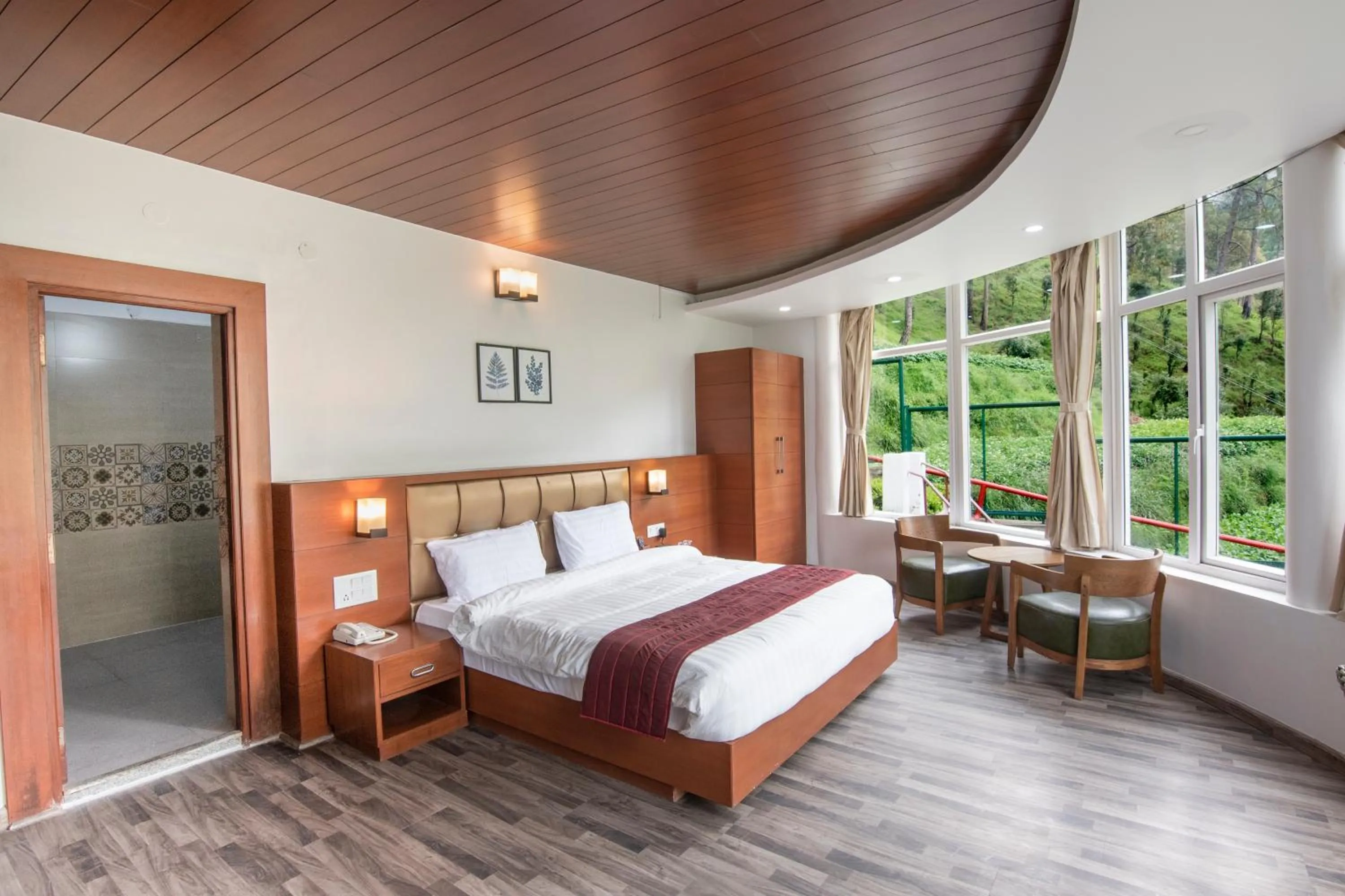 Photo of the whole room, Bed in Himalayan Splendour Resort