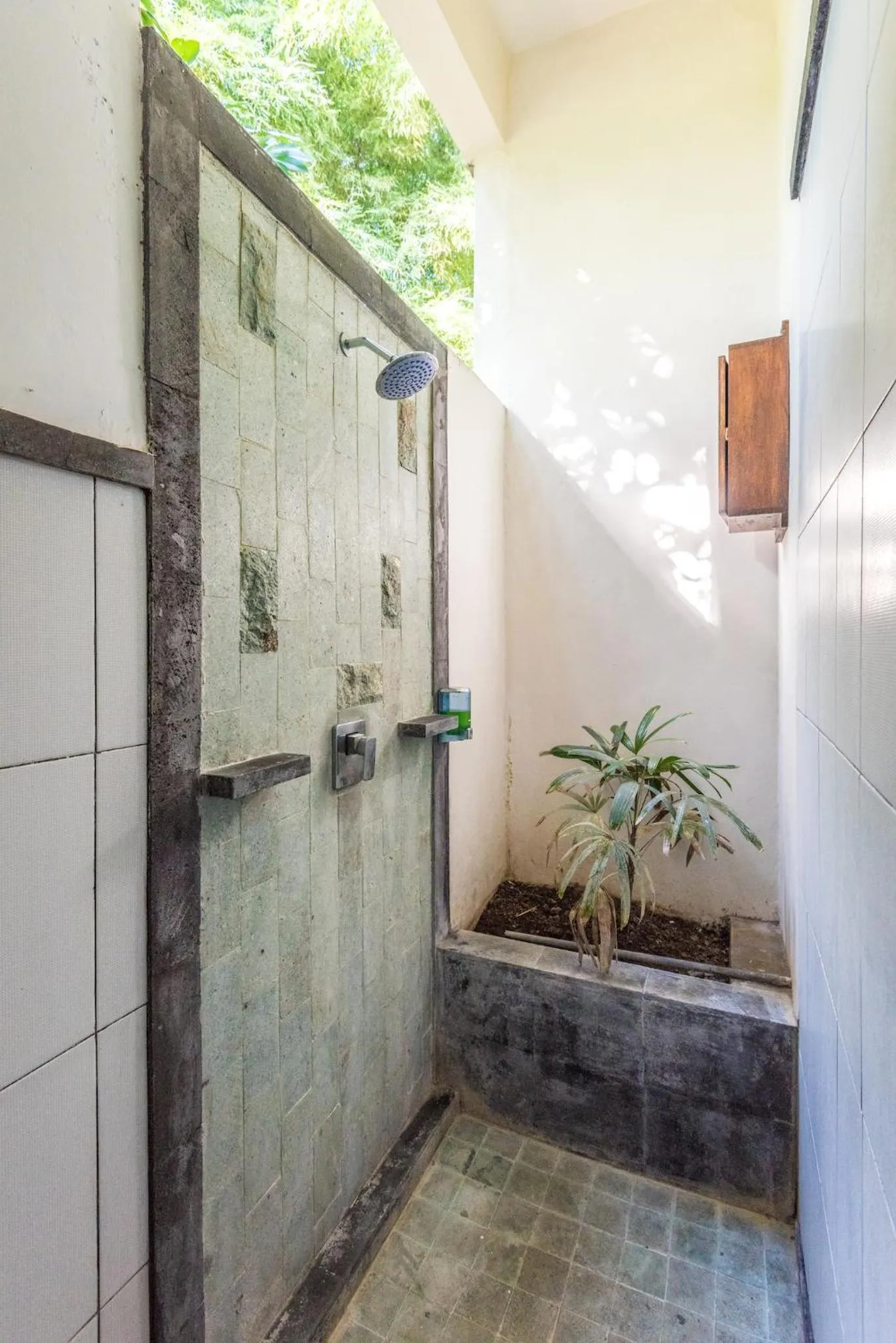 Bathroom in Arjuna Homestay