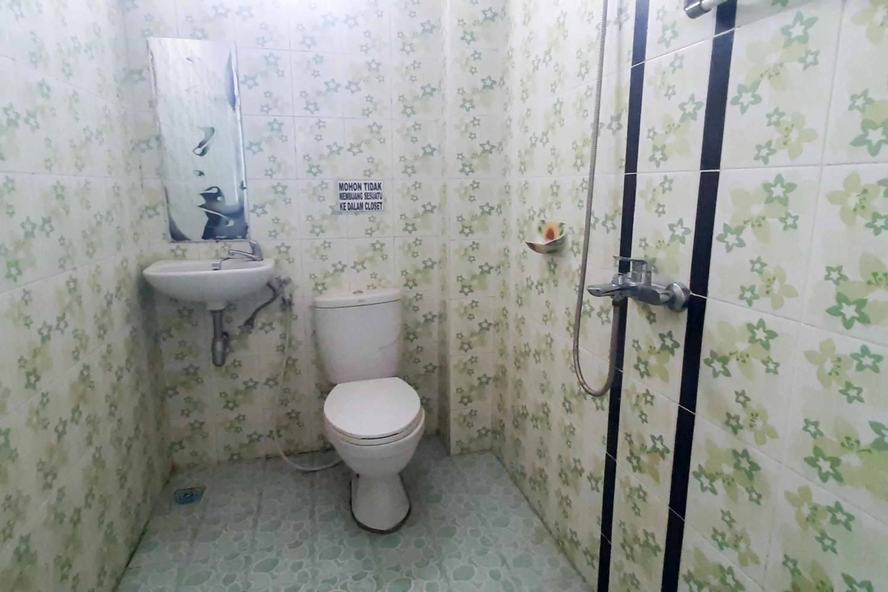 Bathroom in RedDoorz Syariah At Penginapan Sederhana Palembang