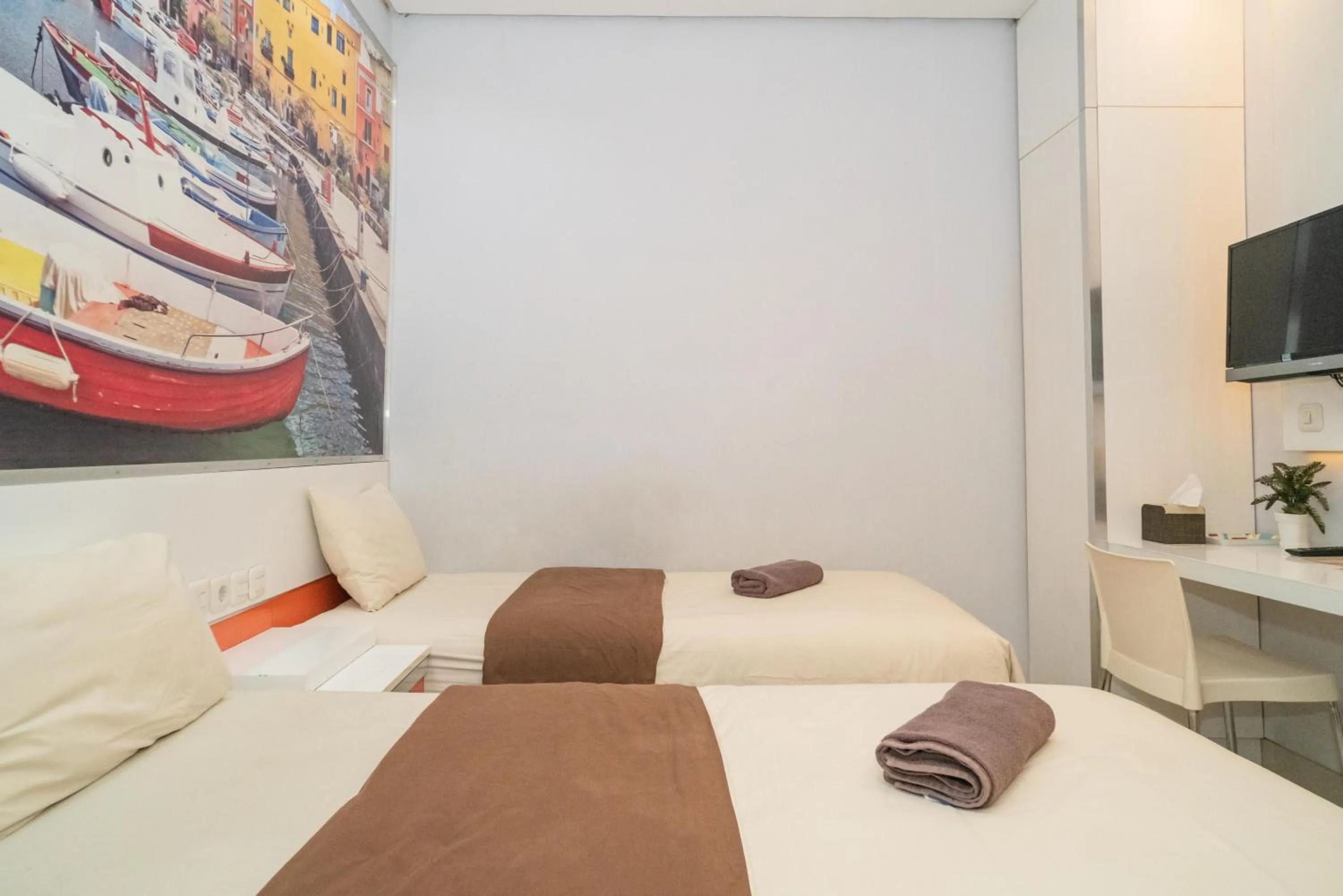 Bed in RedDoorz at Tirta Mansion Paramount Gading